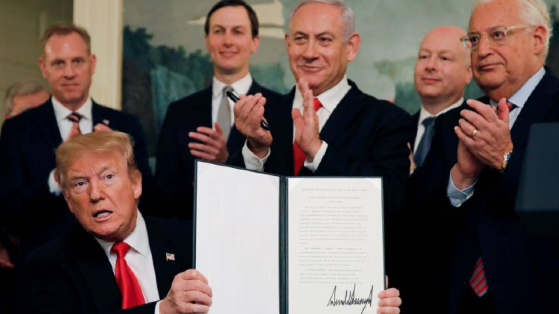 وقع ترمب في 25 آذار على إعلان باعتراف الولايات بالجولان أرضا " للاحتلال