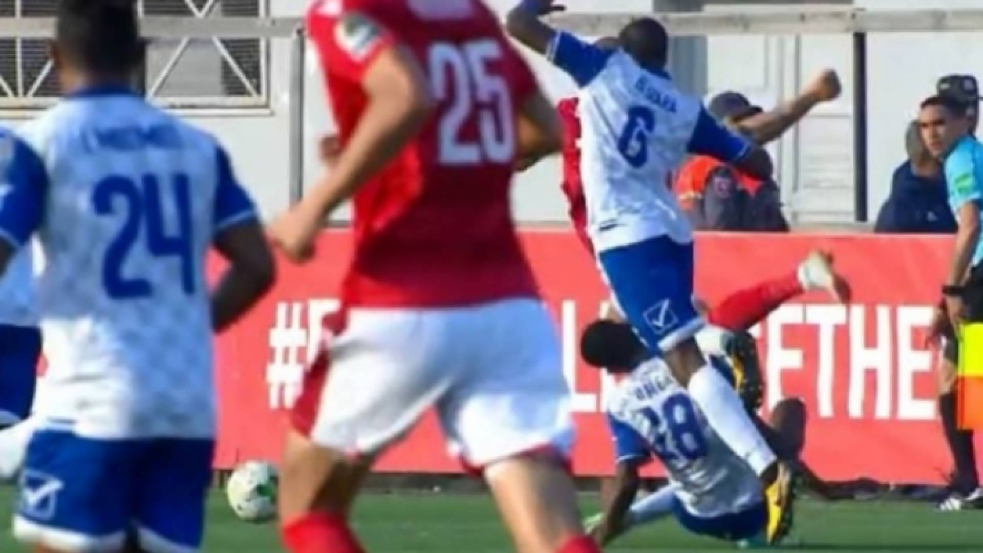 اللاعب عمر بهاء الدين يسقط نتيجة احتكاك بأحد لاعبي النجم الساحلي