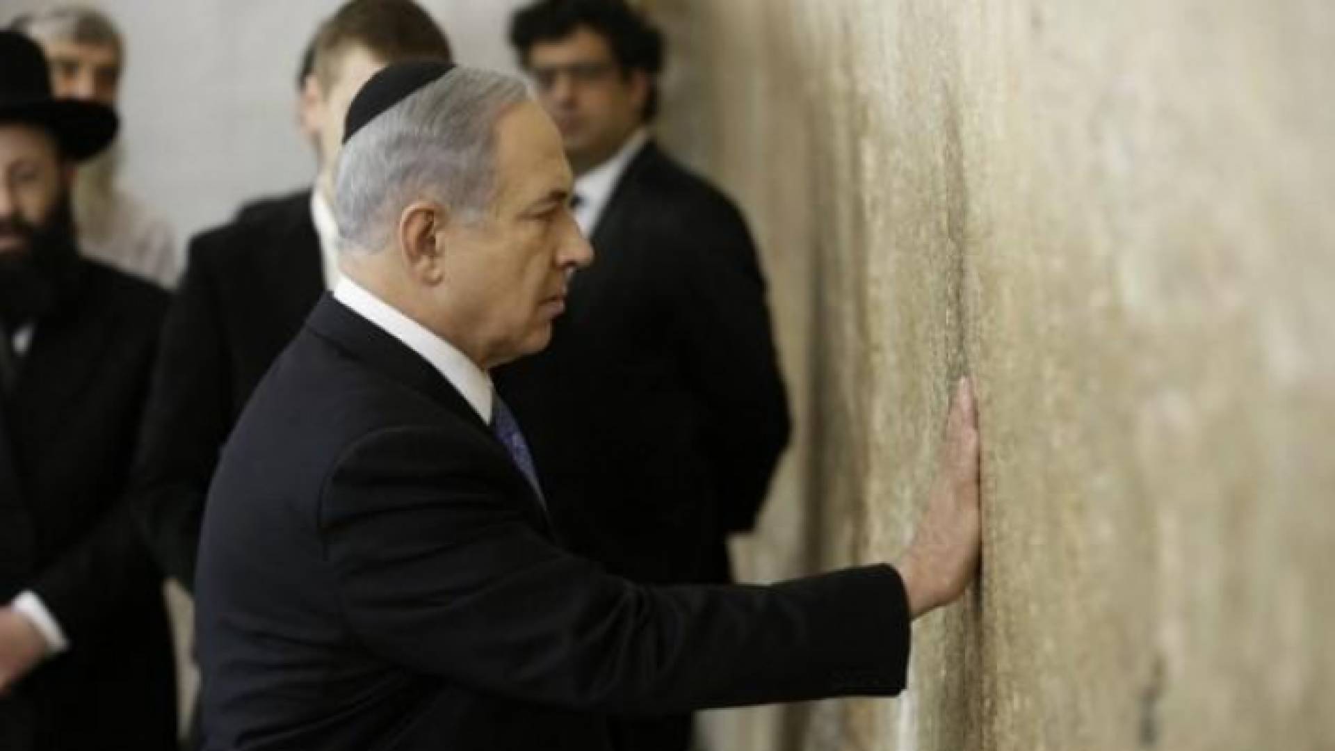 نتنياهو يزور "حائط البراق" ويؤدي طقوسا تلمودية