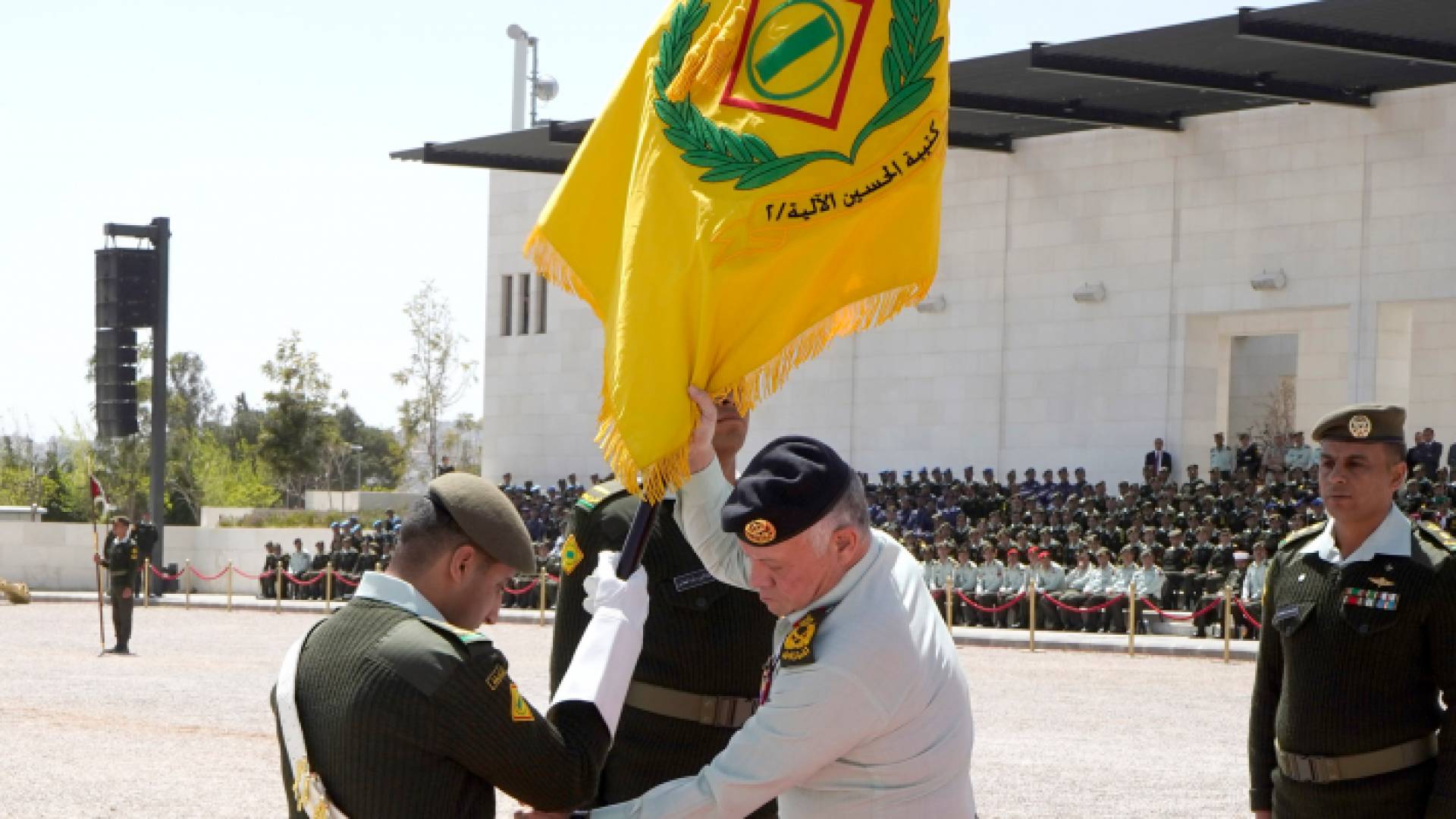 الملك يسلم علم جلالة القائد الأعلى إلى كتيبة الحسين الآلية /2 (أم الشهداء)