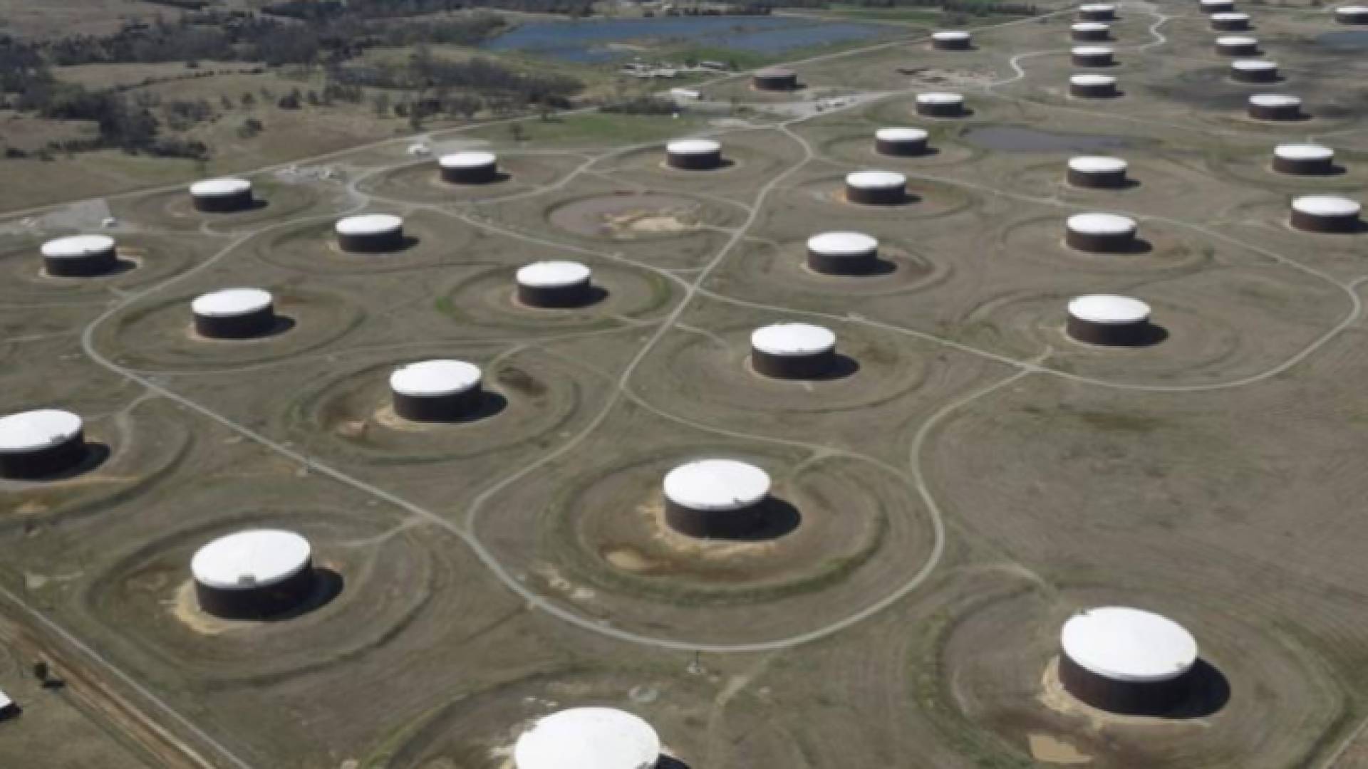 صهاريج نفط في مركز التسليم بكاشينج في ولاية أوكلاهوما الأمريكية