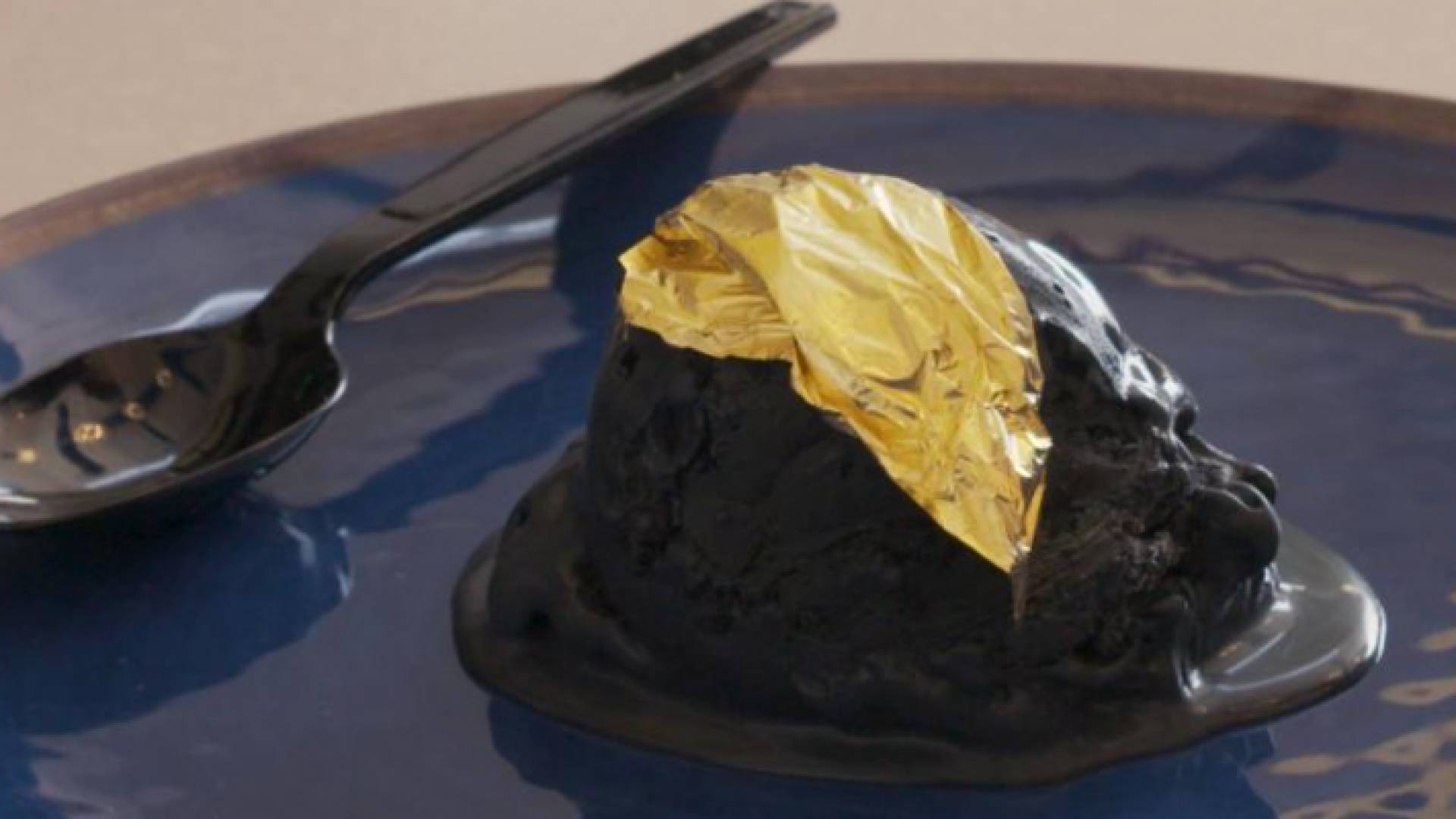 مقهى بدولة عربية يمكنك فيه تناول "قطعة فحم" مجمدة