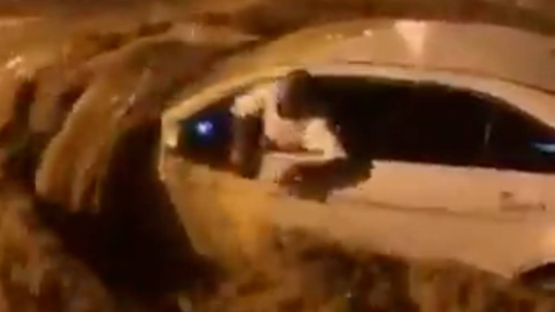 إنقاذ قائد مركبة جرفته السيول في السعودية