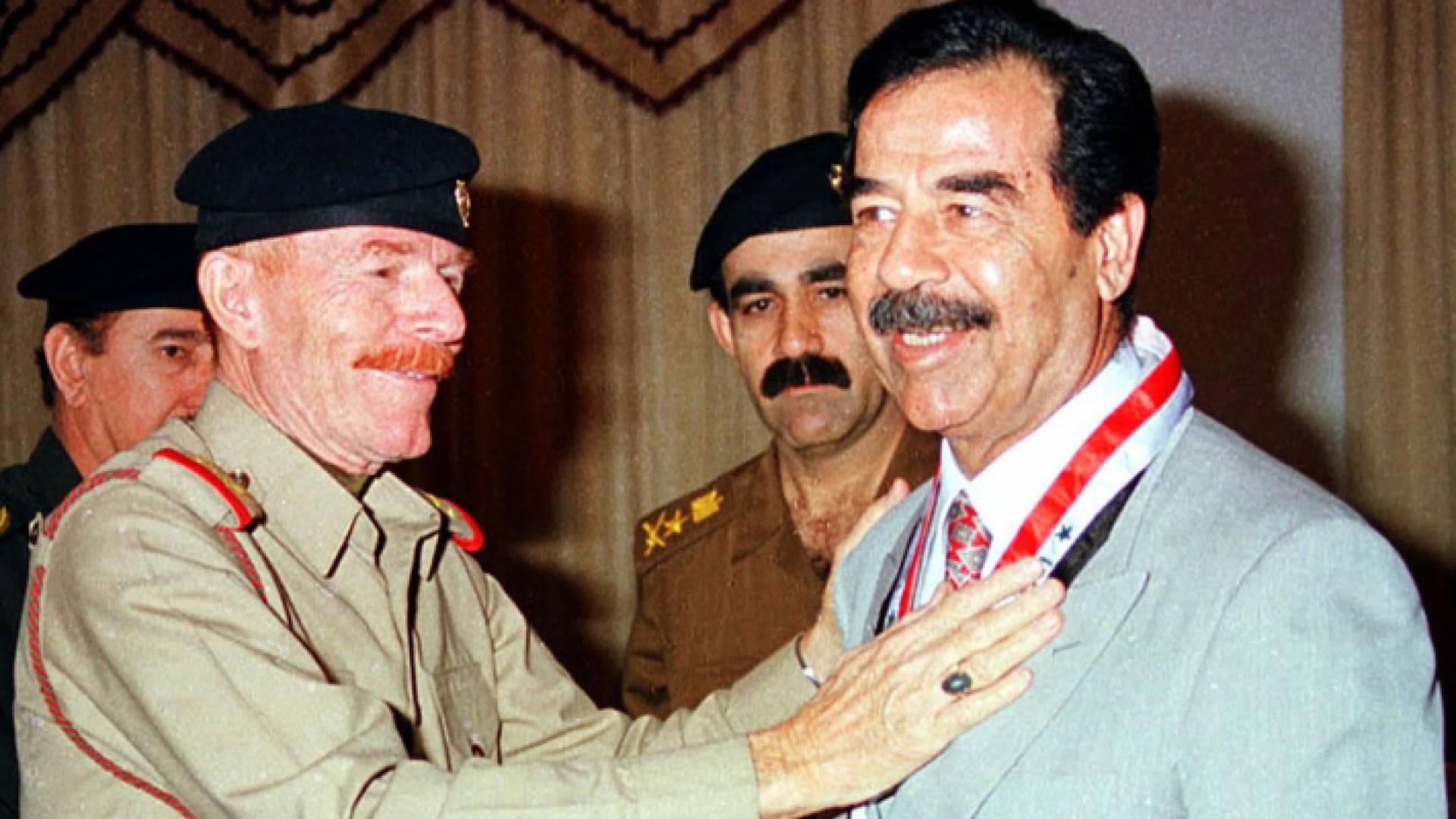 عزت الدوري والرئيس العراقي الراحل صدام حسين