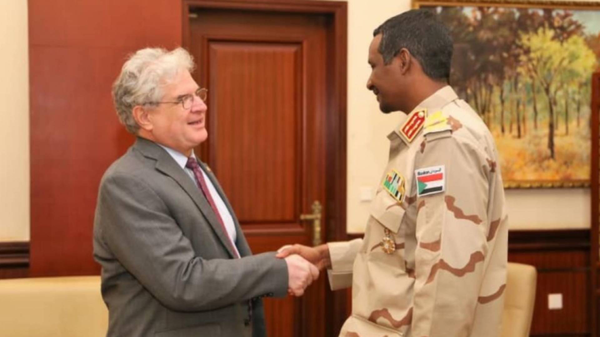 صورة بثها المجلس العسكري للقاء حميدتي مع القائم بأعمال السفارة الأميركية