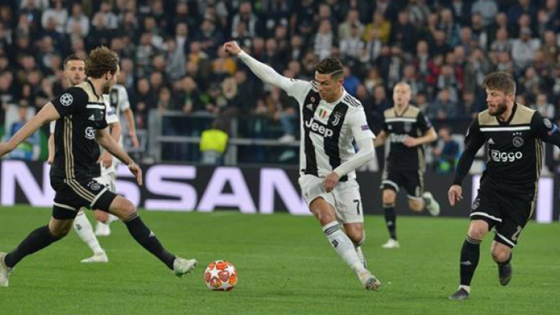 صورة من مباراة اليوفي واياكس