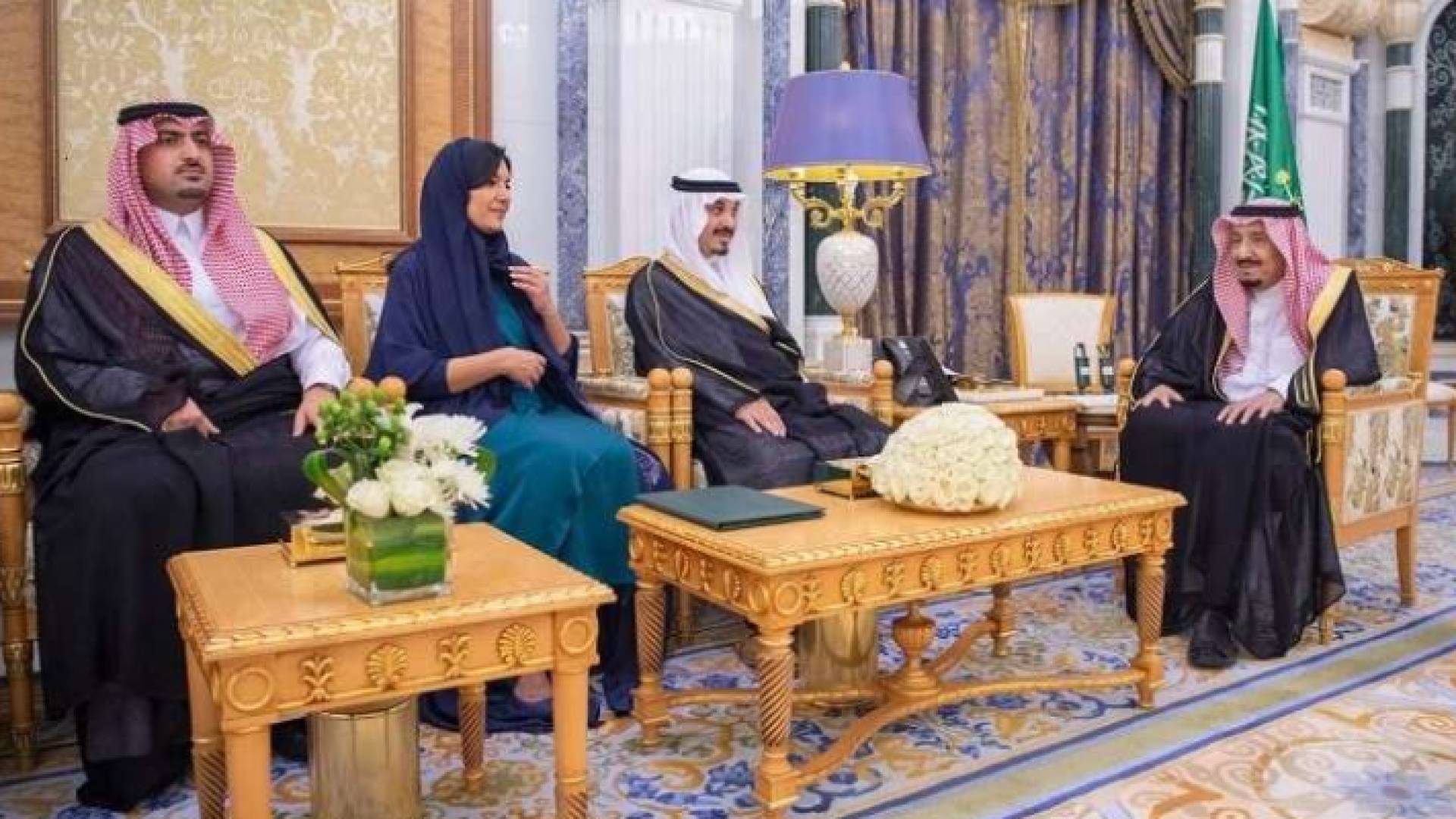 العاهل السعودي يلتقي بالسفراء الجدد للمملكة