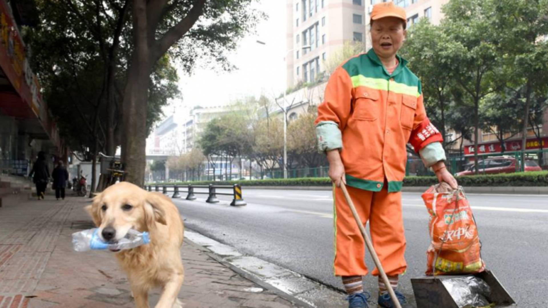 عامل نظافة صيني - ارشيفية