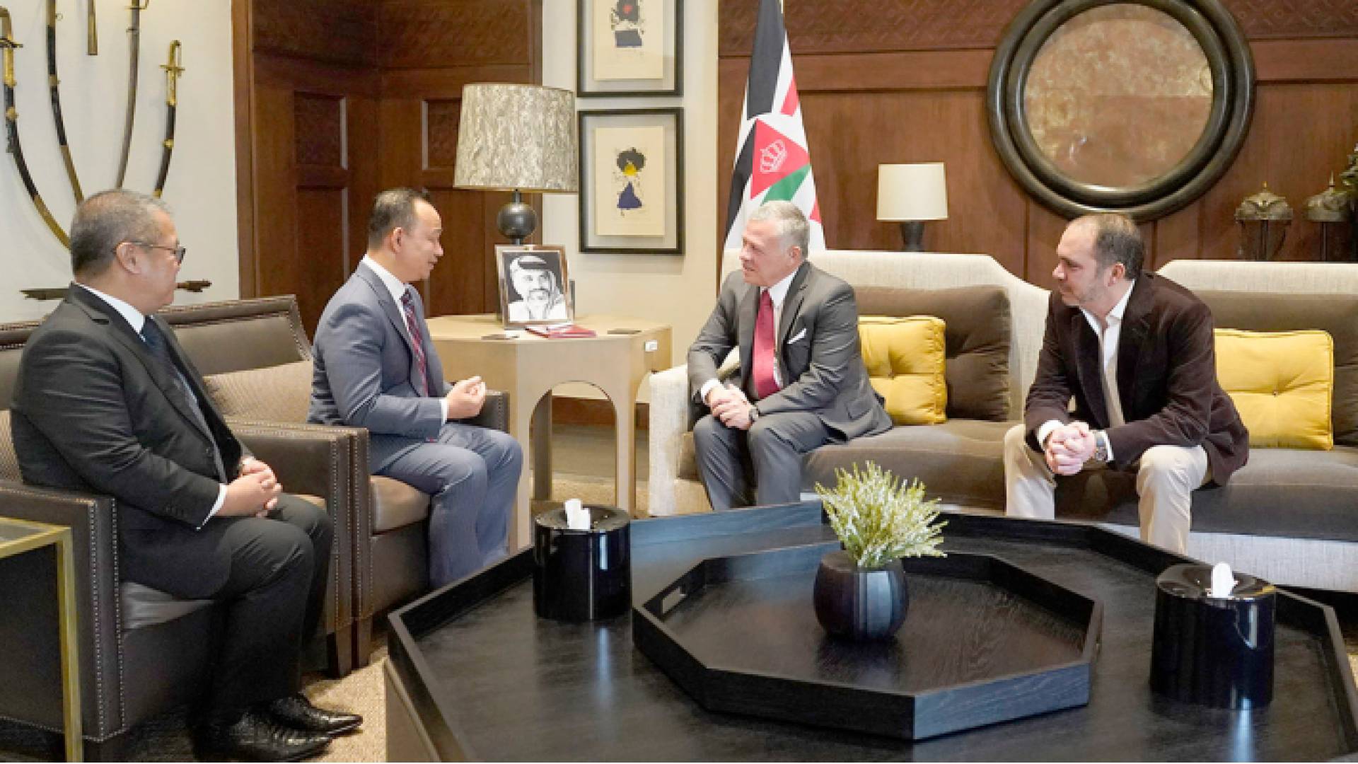 الملك يتسلم رسالة من ملك ماليزيا نقلها وزير التعليم الماليزي