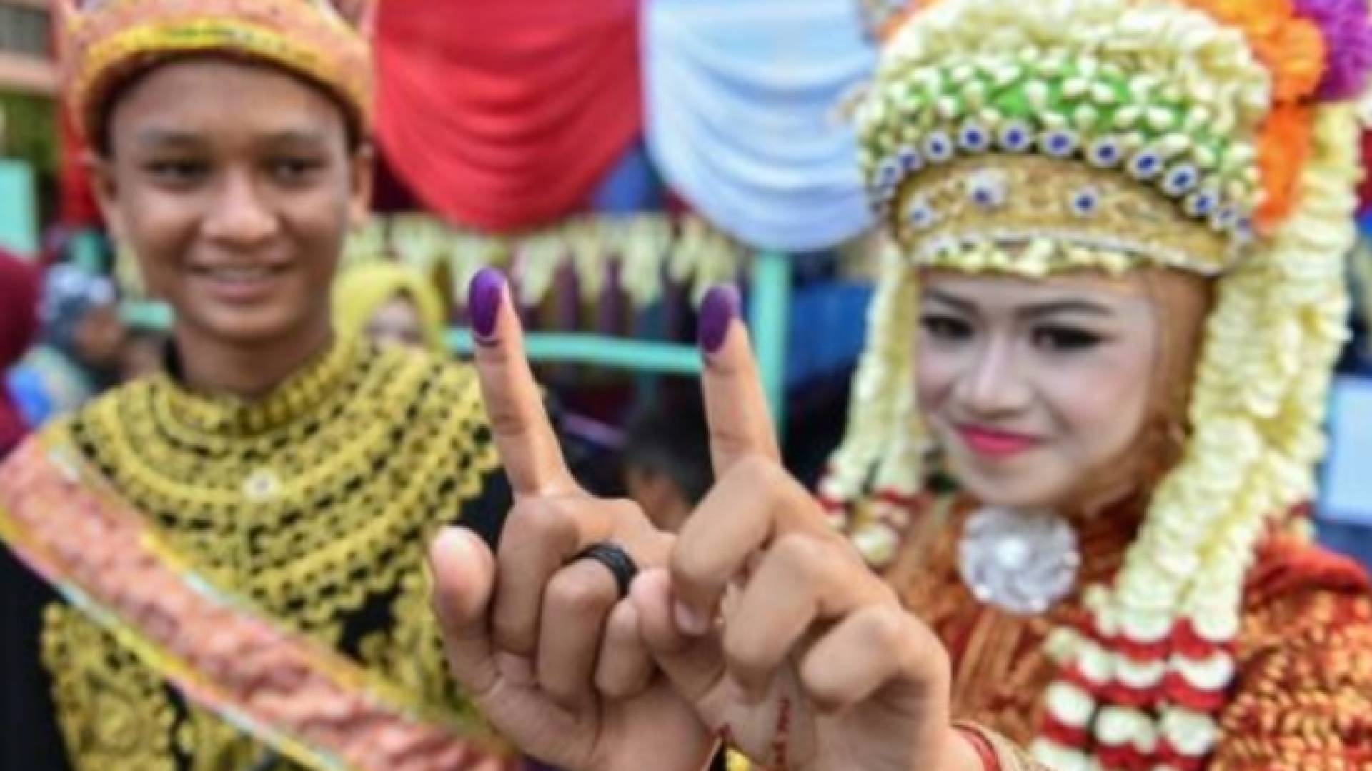 ناخبان إندونيسيان بعد الإدلاء بصوتيهما في مركز اقتراع في ترومون