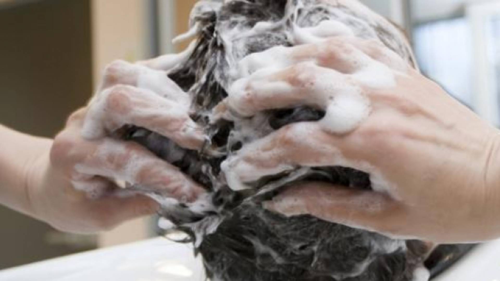 غسل الشعر يوميا بالشامو قد يدمر زيوت فروة الرأس