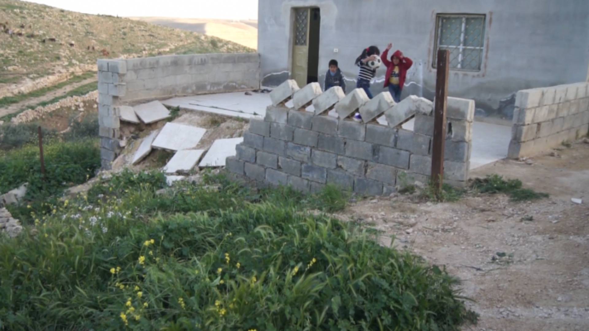 أم محمد أرملة فقدت زوجها مبكرا لتواجه أعباء معيشية قاسية