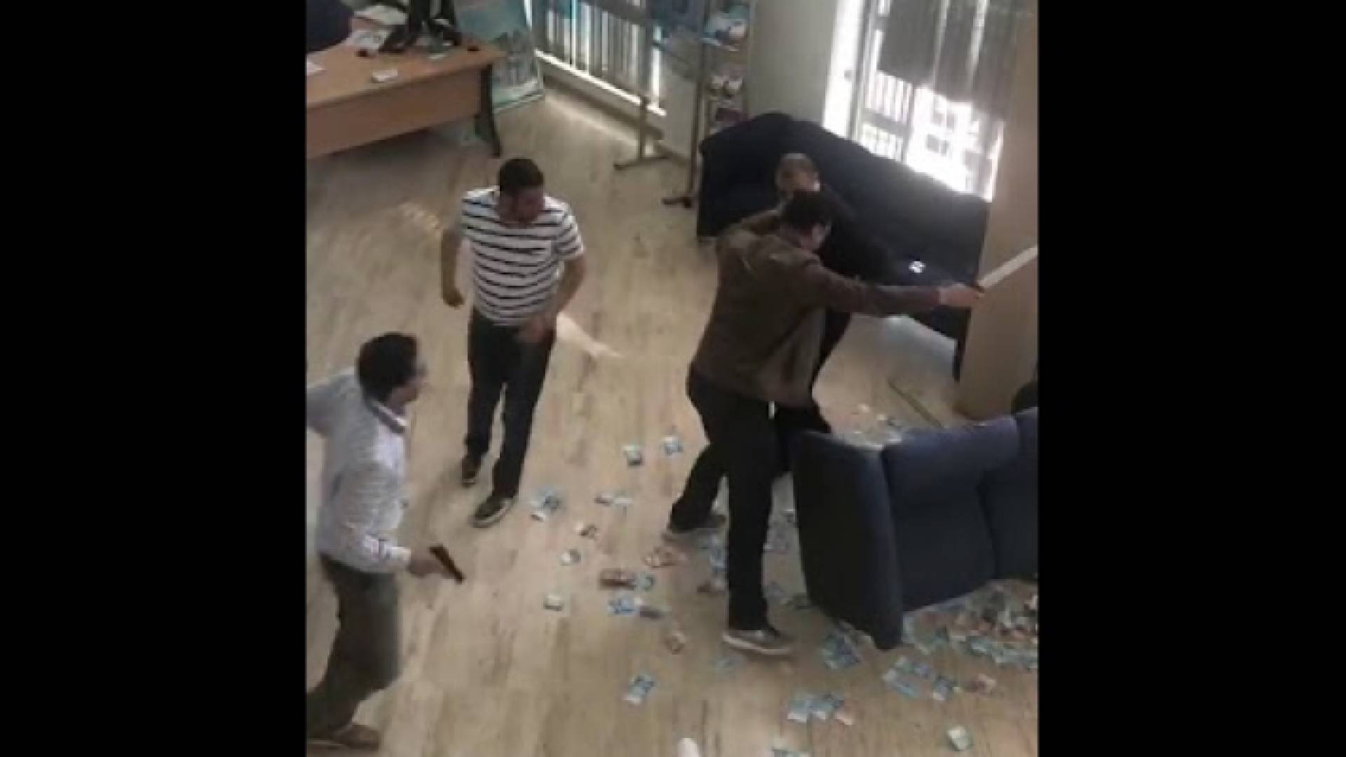 سطو "هوليودي" على بنك والشرطة تظهر باللحظة الحاسمة