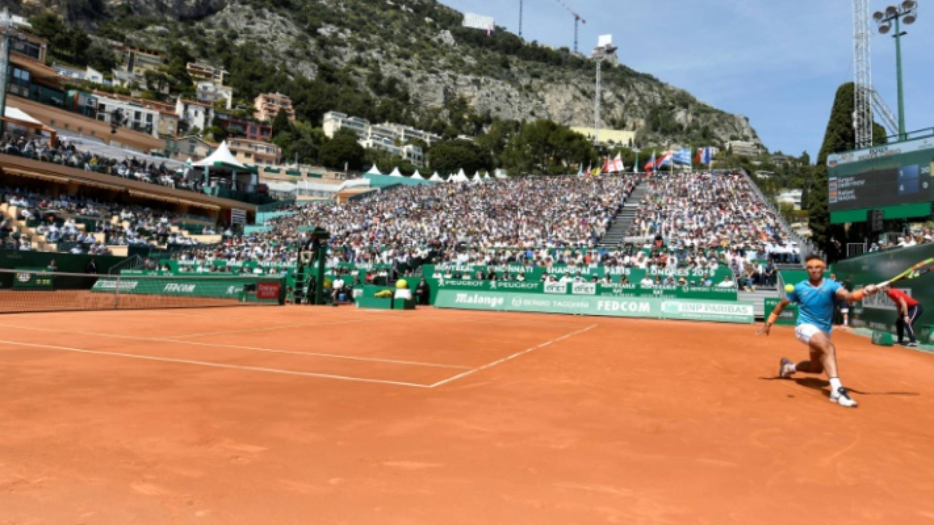 الإسباني رافايل نادال يرد الكرة خلال مباراته ضد البلغاري غريغور ديميتروف في دورة مونتي كارلو