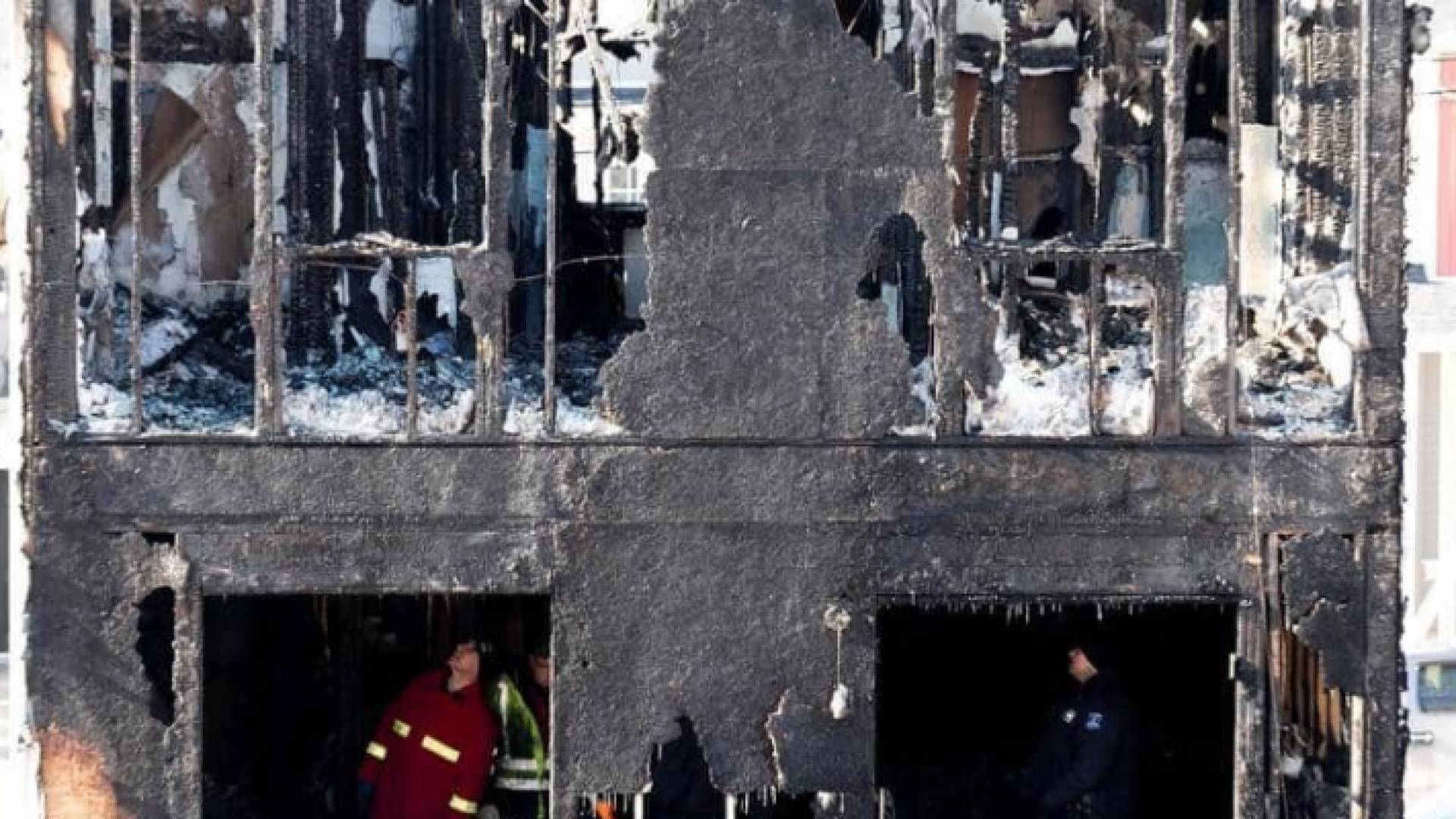 الحريق التهم المبنى بأكمله وأسفر عن مقتل 7 من عائلة واحدة