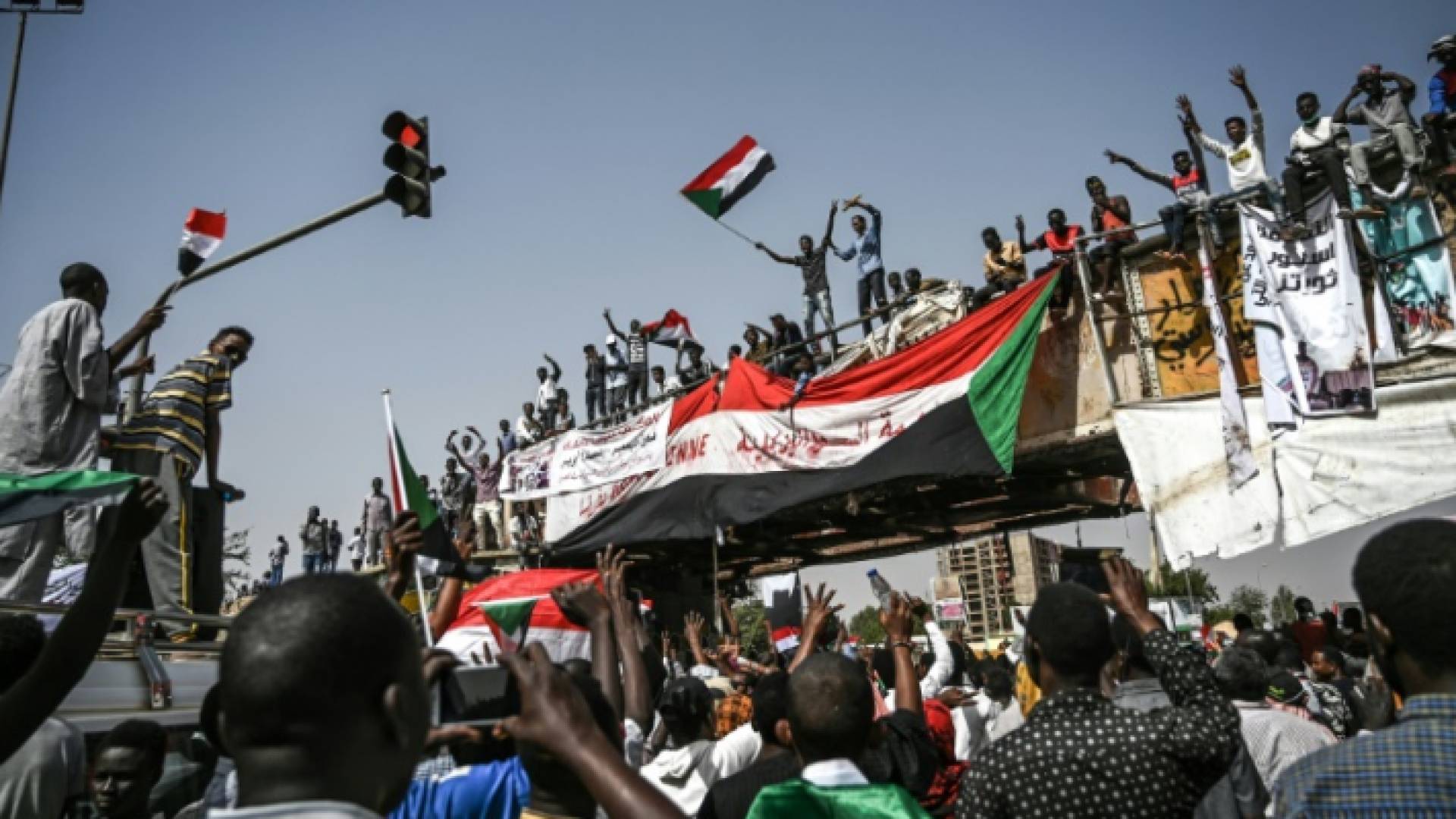 متظاهرون سودانيون أمام مقر قيادة الجيش في الخرطوم