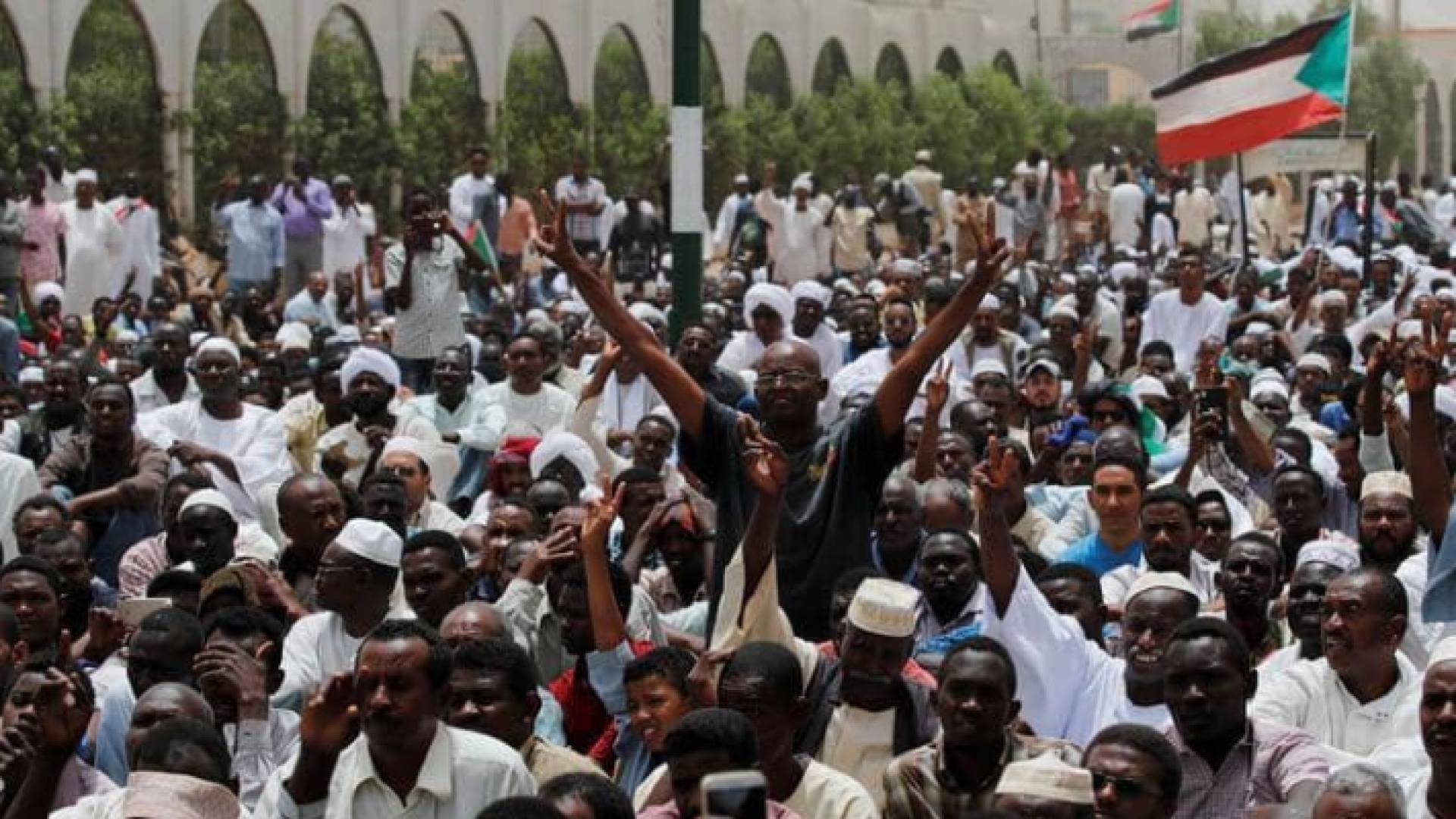 المتظاهرون يطالبون بانتقال الحكم إلى مجلس مدني