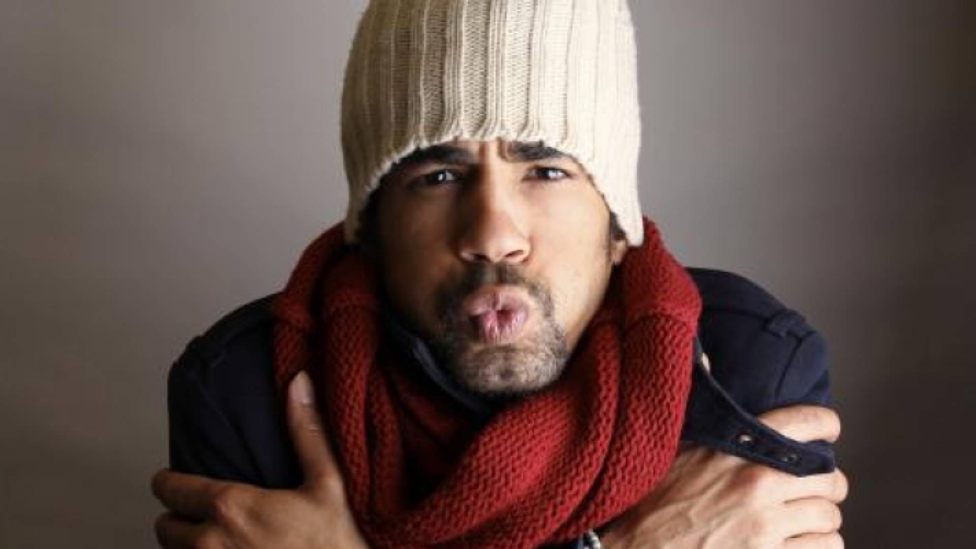 شخص يشعر بالبرودة - تعبيرية