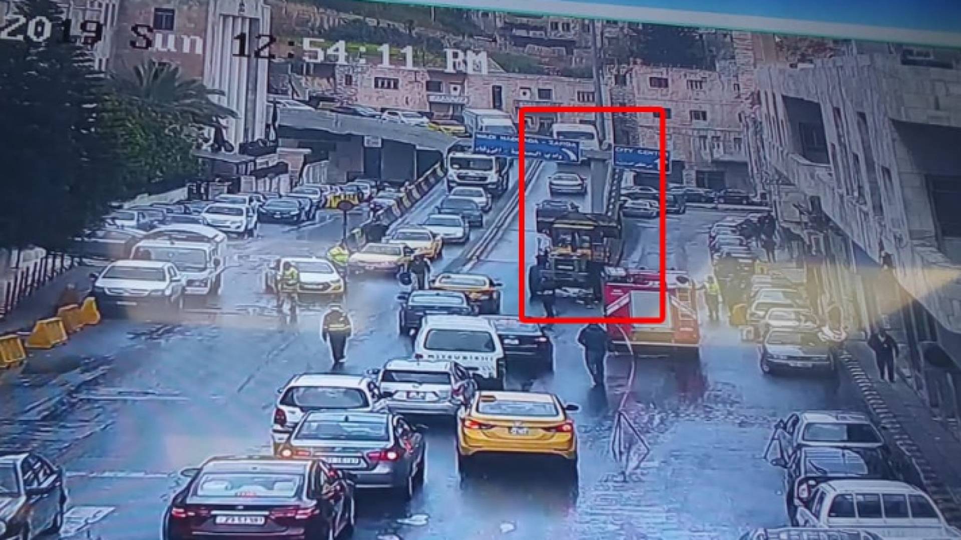 وجود شاخصة مرورية ايلة للسقوط على مدخل جسر وادي الحدادة من جهة مجمع العبدلي سابقا