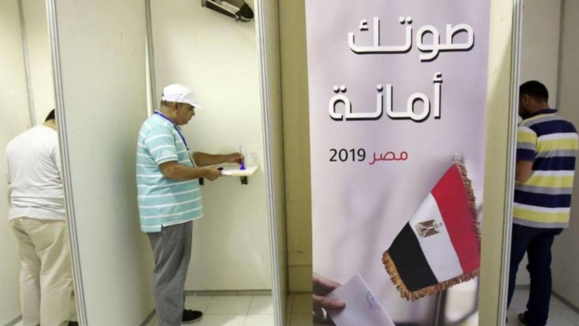 المصريون يدلون بأصواتهم