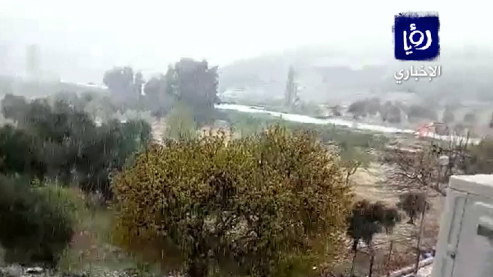 تساقط حبات البرد في منطقة عين ام الجلود بعجلون مساء الأحد