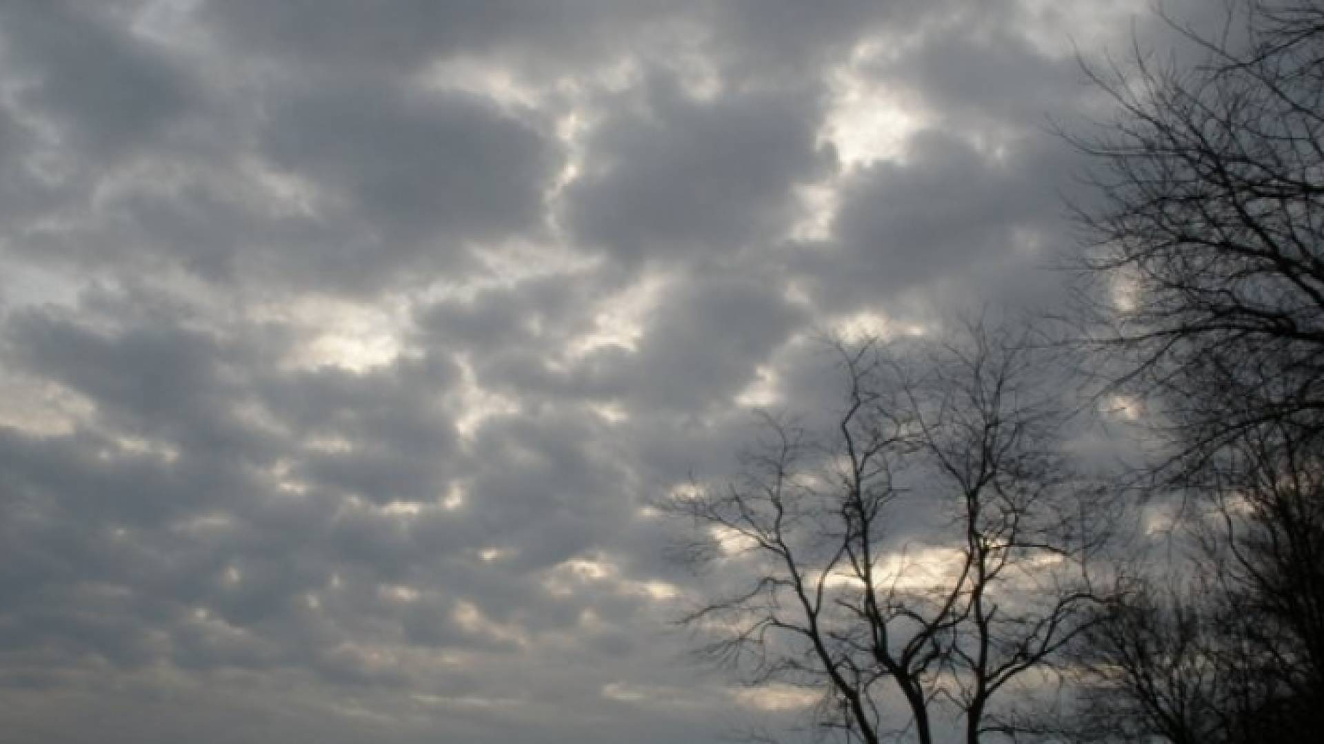 طقس غائم - ارشيفية