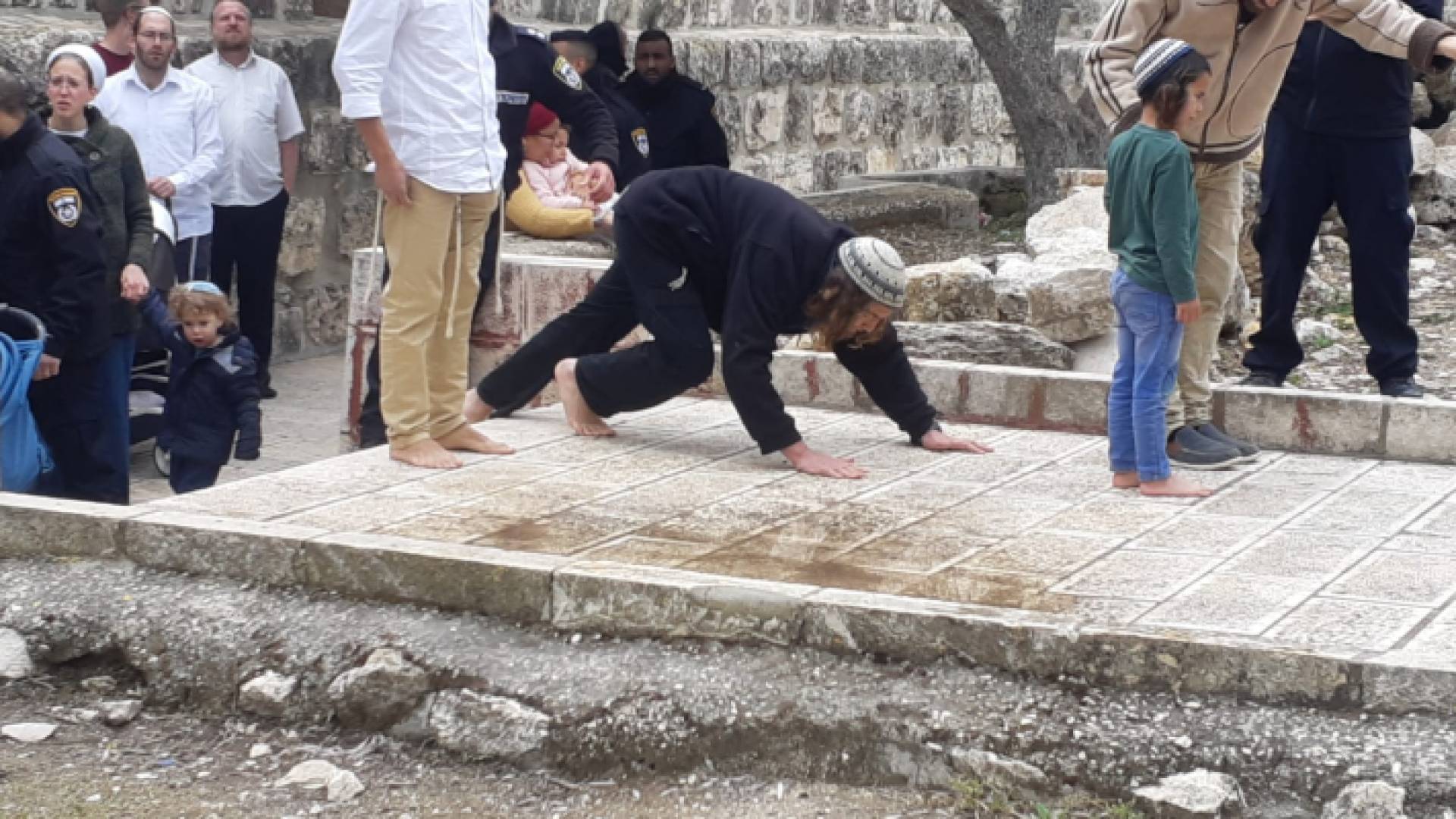 مستوطنون يقتحمون المسجد الاقصى