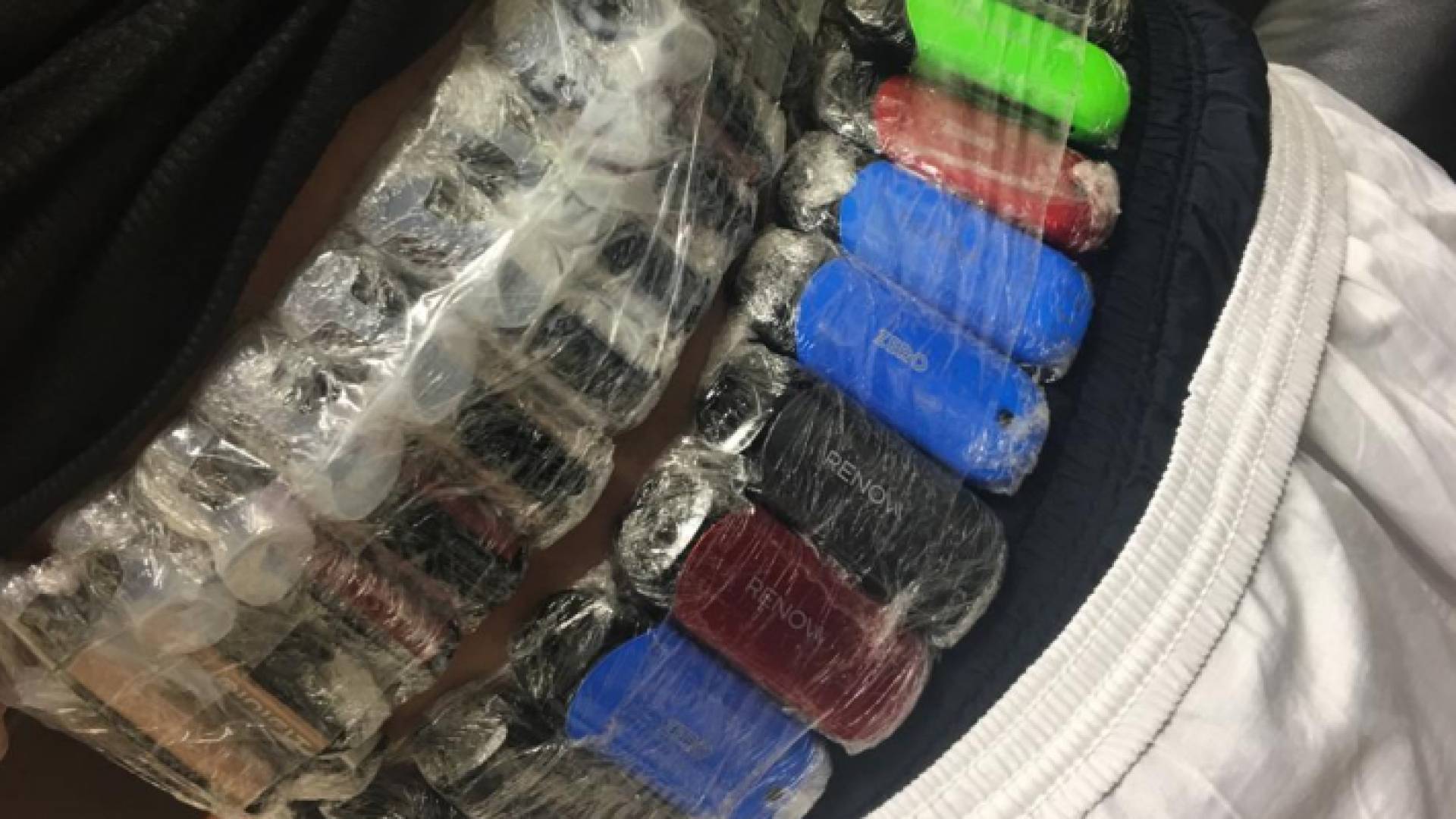 إحباط تهريب 1460 سيجارة الكترونية في مطار الملكة علياء