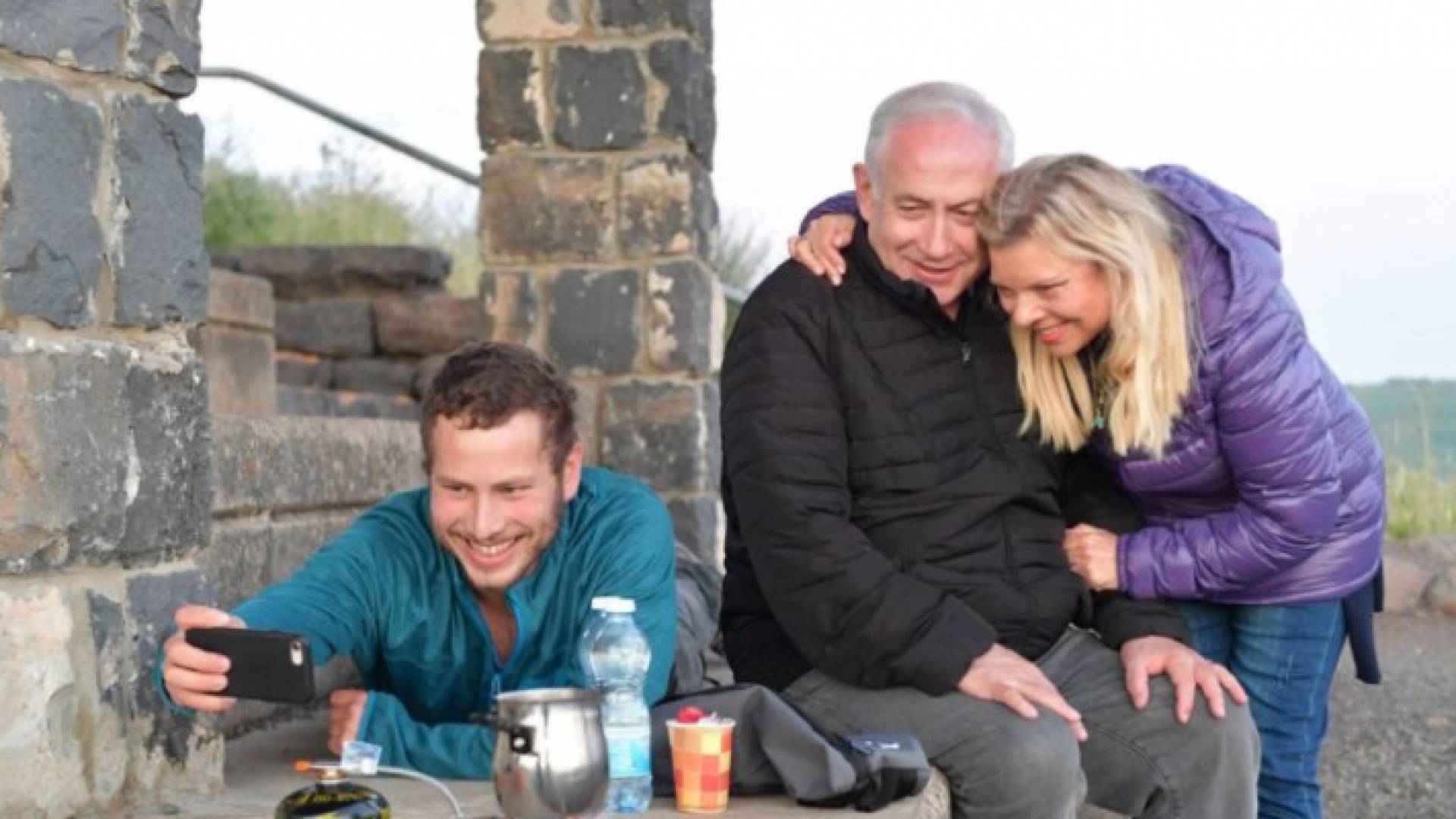 نتنياهو خلال جولة مع عائلته في عدد من المناطق في هضبة الجولان السوري المحتل