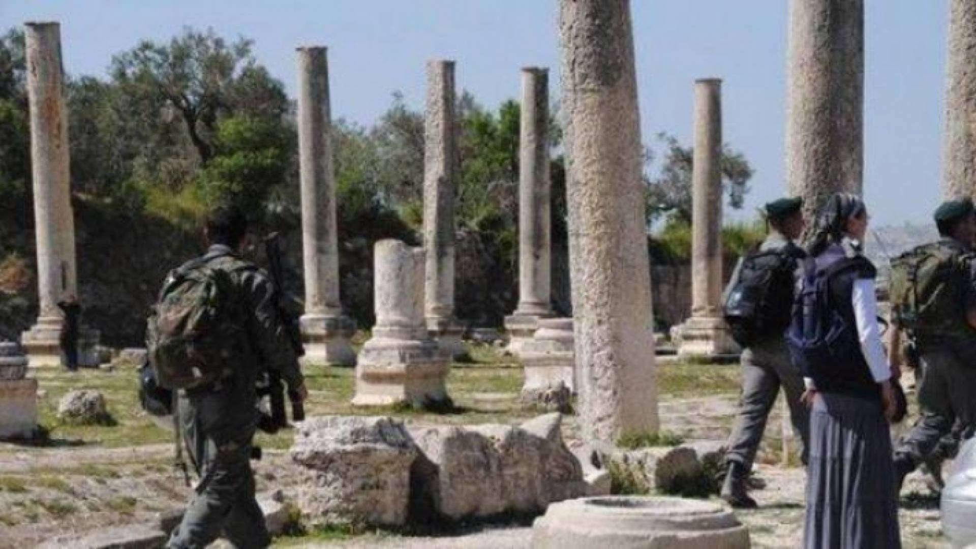 مستوطنون متطرفون يقتحمون الموقع الأثري في سبسطية شمال نابلس