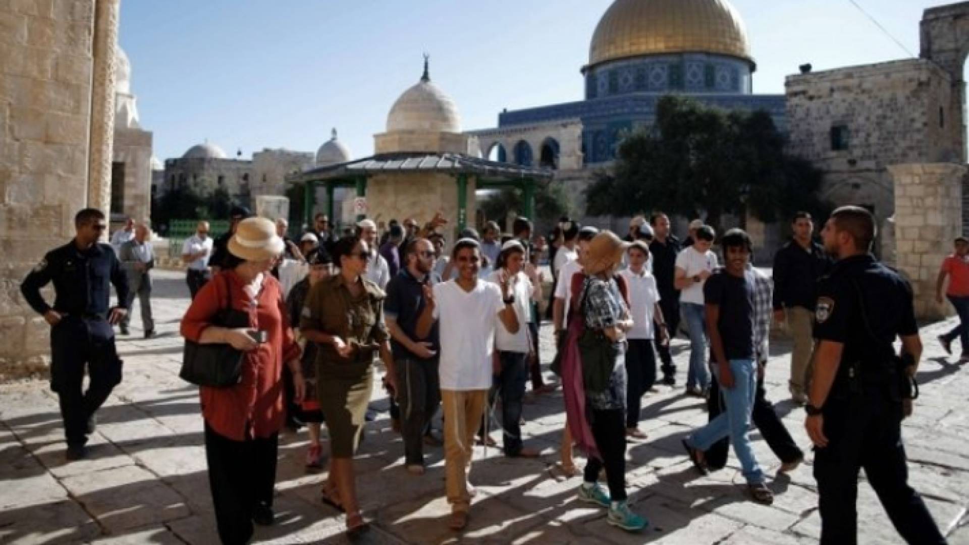 عشرات المستوطنين المتطرفين يقتحمون باحات المسجد الأقصى