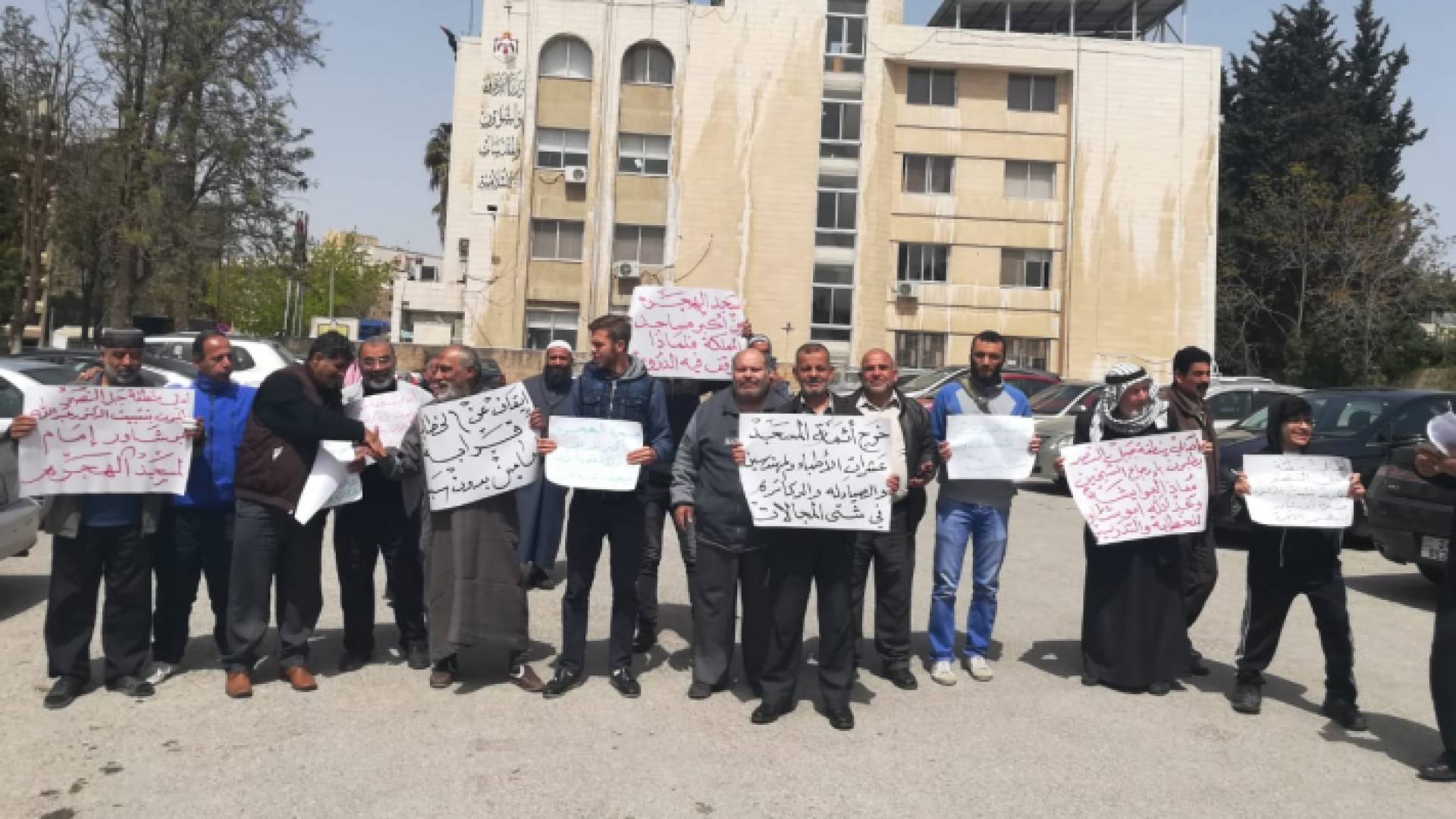 أهالي جبل النصر يطالبون بعودة امامهم الى المسجد