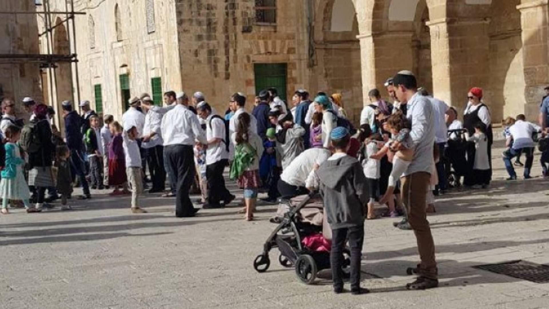 مئات المستوطنين يقتحمون الأقصى