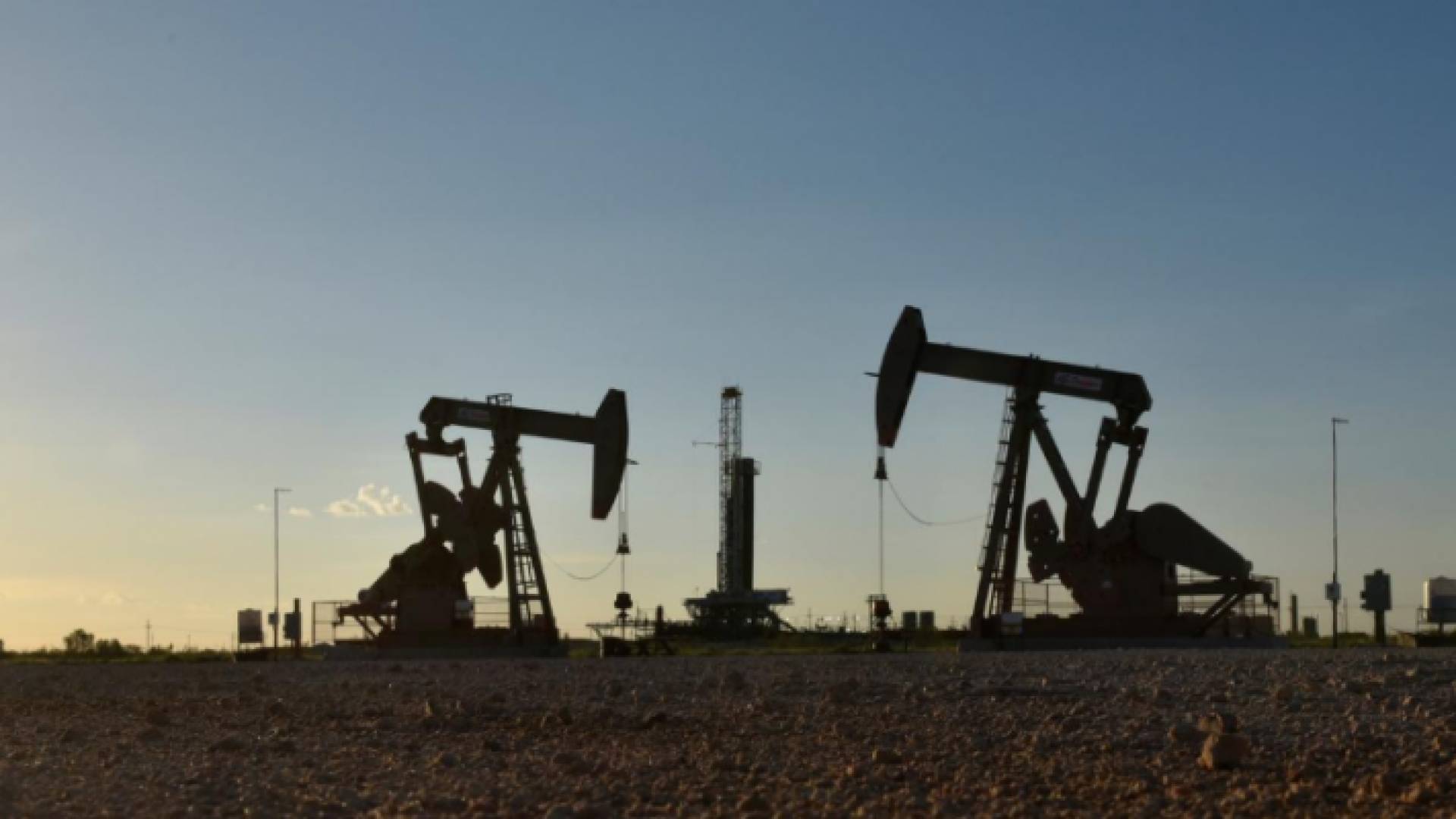 حفارا نفط - ارشيفية