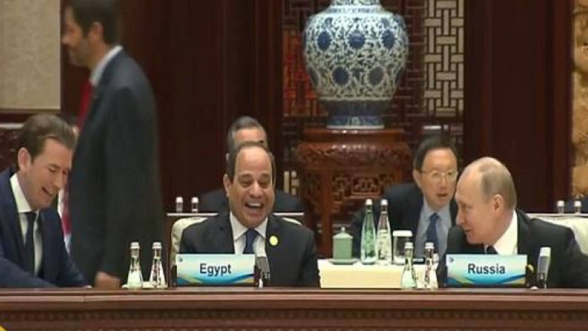 ضحكات السيسي في خلال أعمال قمة مبادرة "الحزام والطريق"
