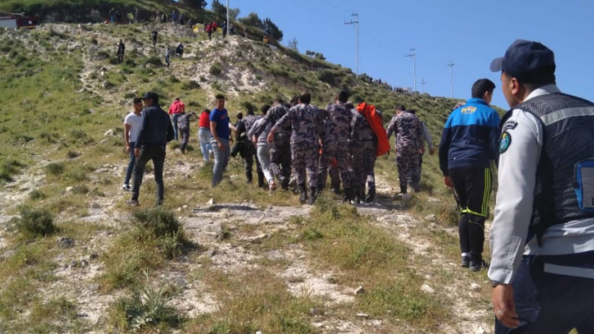 وفاة شخص بتدهور باص في وادي الشجرة باربد