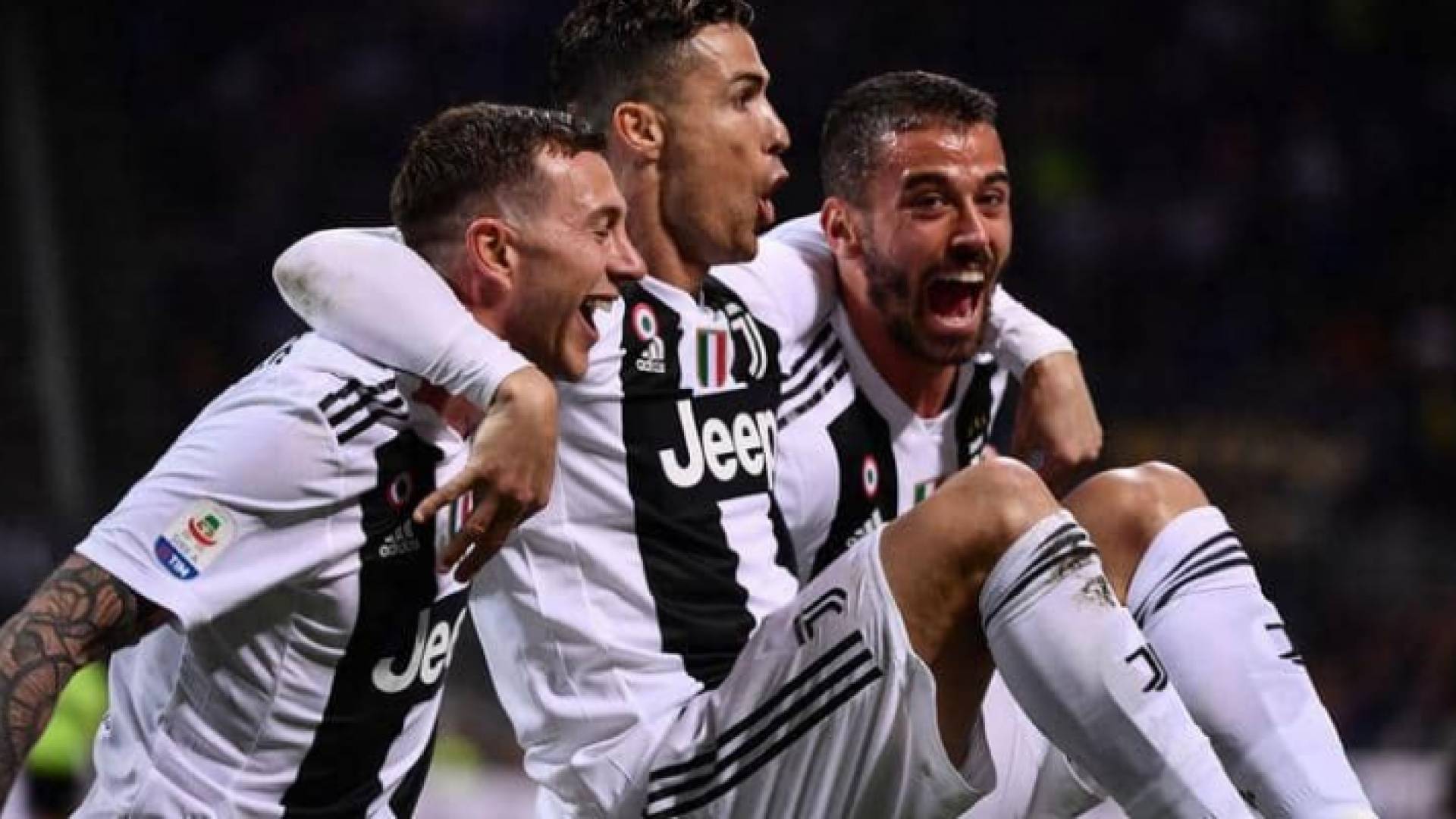 رونالدو محمولا على أكتاف زملائه في اليوفي