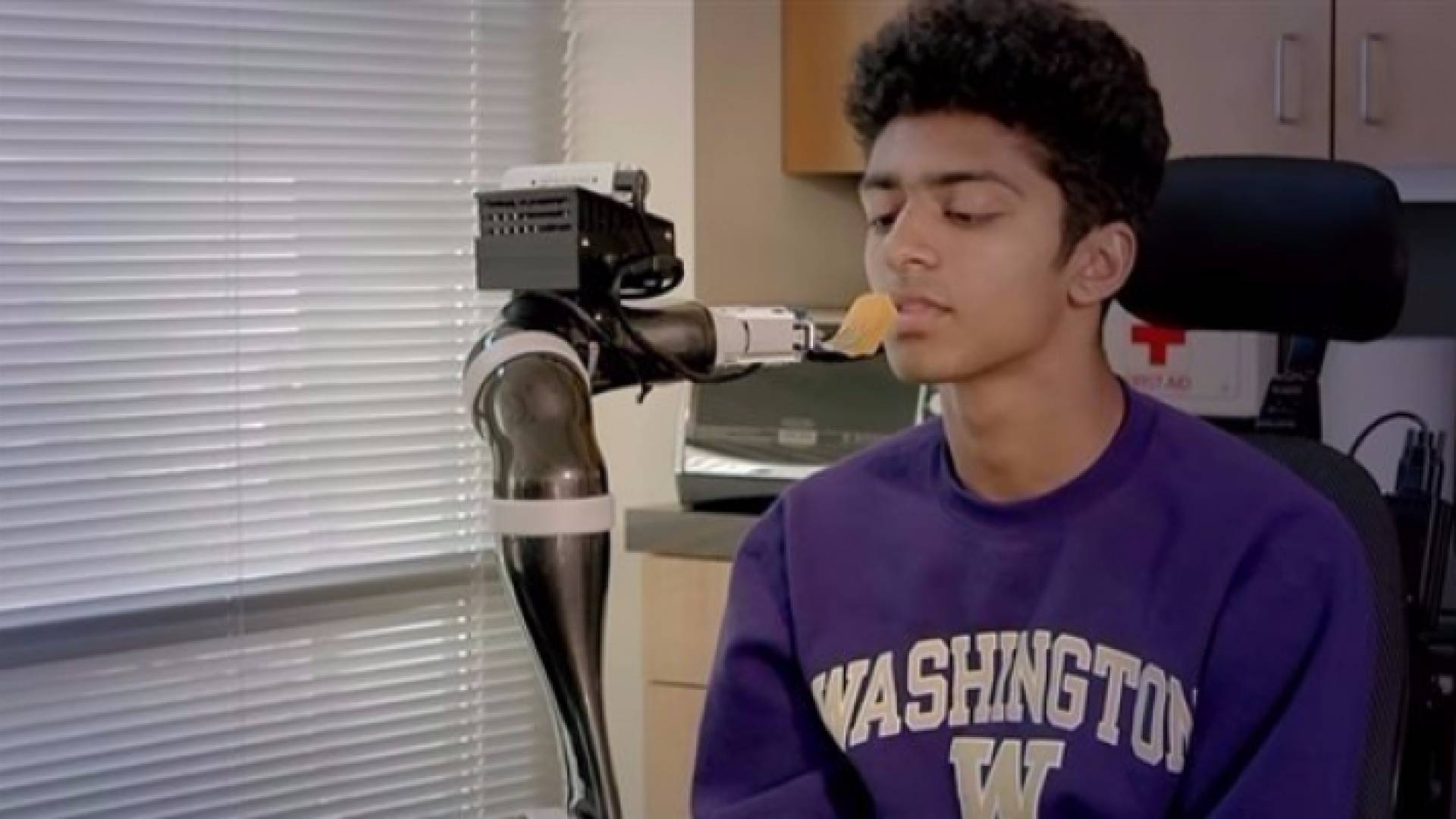 تطوير روبوت يساعد في إطعام ذوي الاعاقة