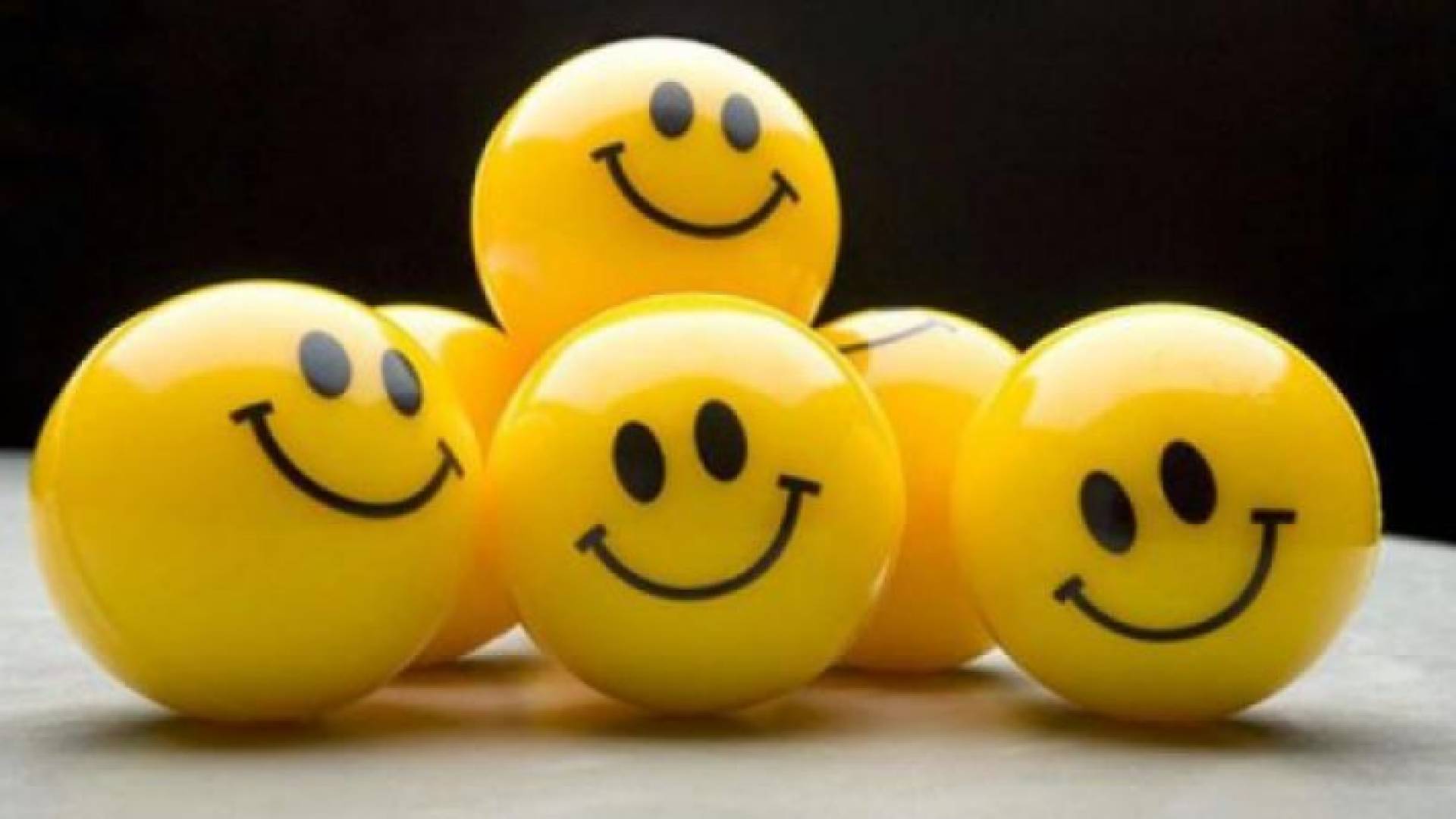 تعبيرية عن السعادة