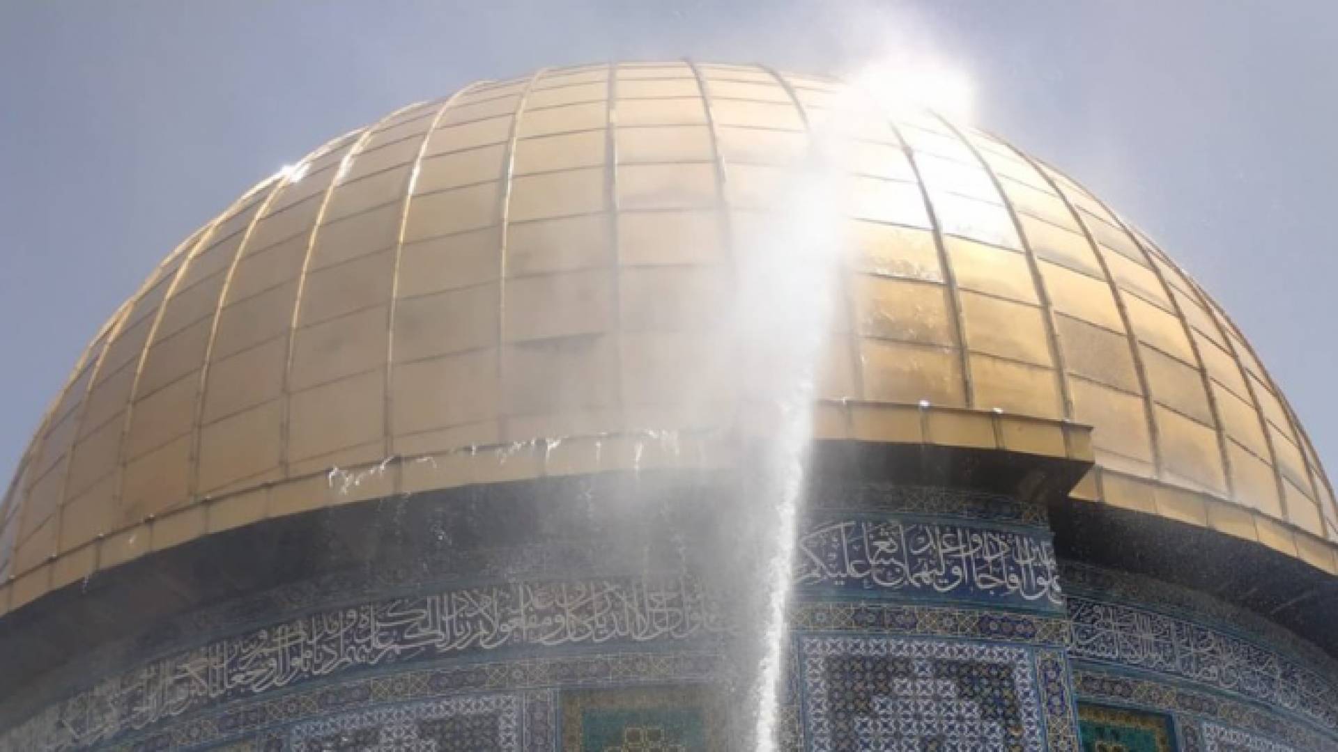جانب من أعمال غسل قبة الصخرة المشرفة