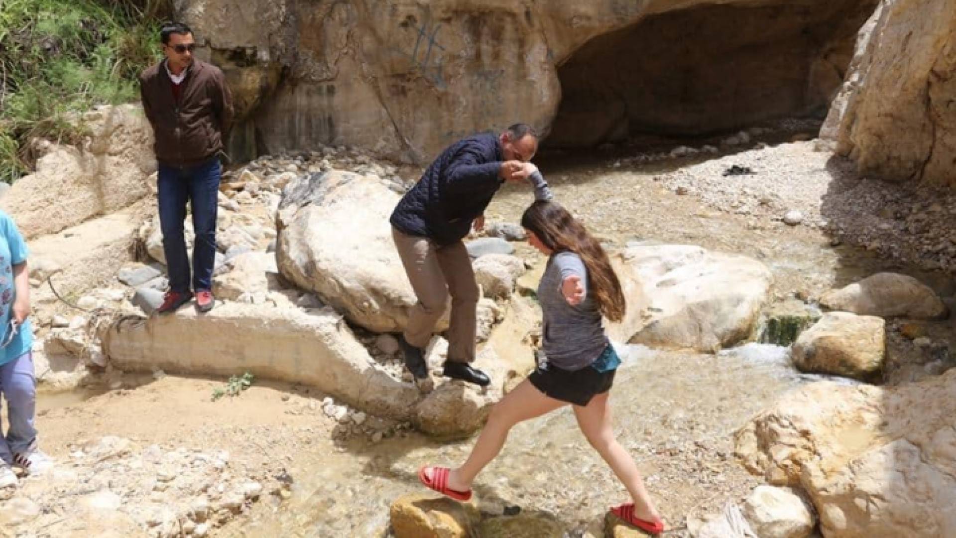 رئيس بلدية الكرك يساعد سياح من الاحتلال