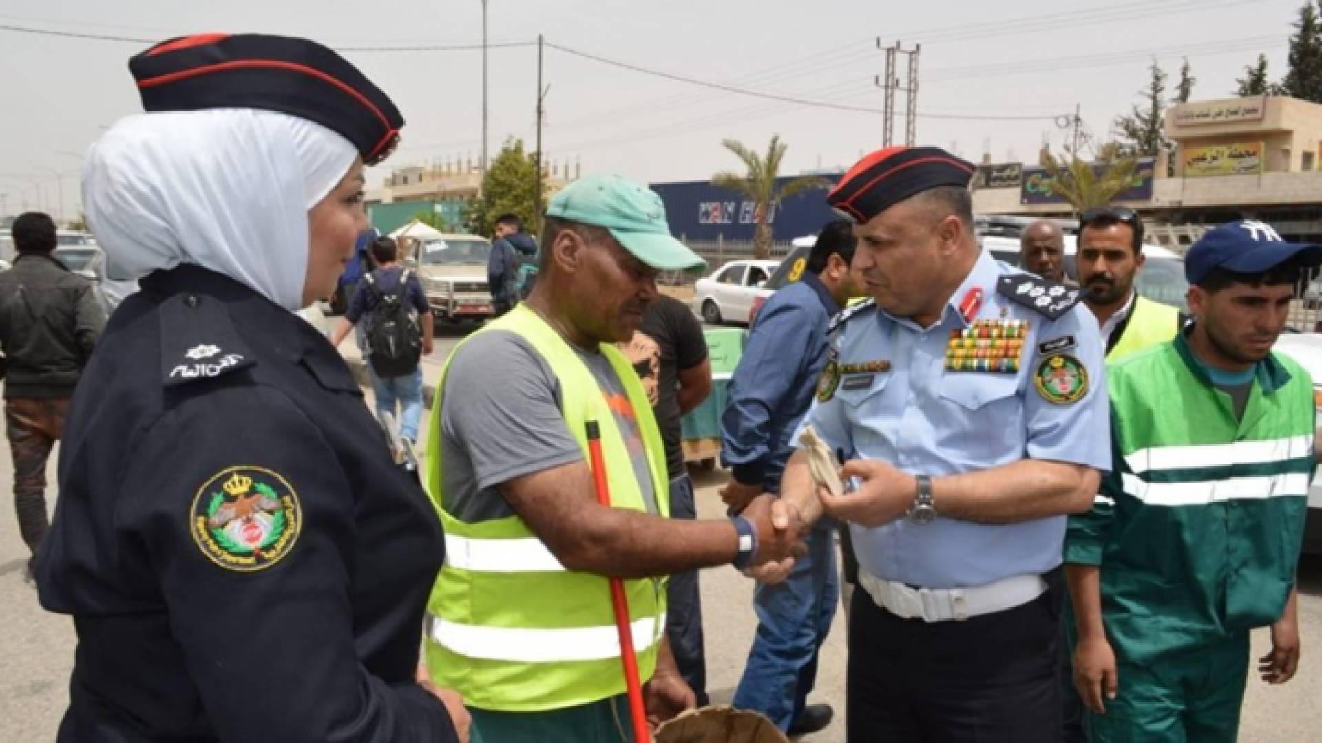 الأمن العام تشارك عمال الوطن احتفالهم بالعيد