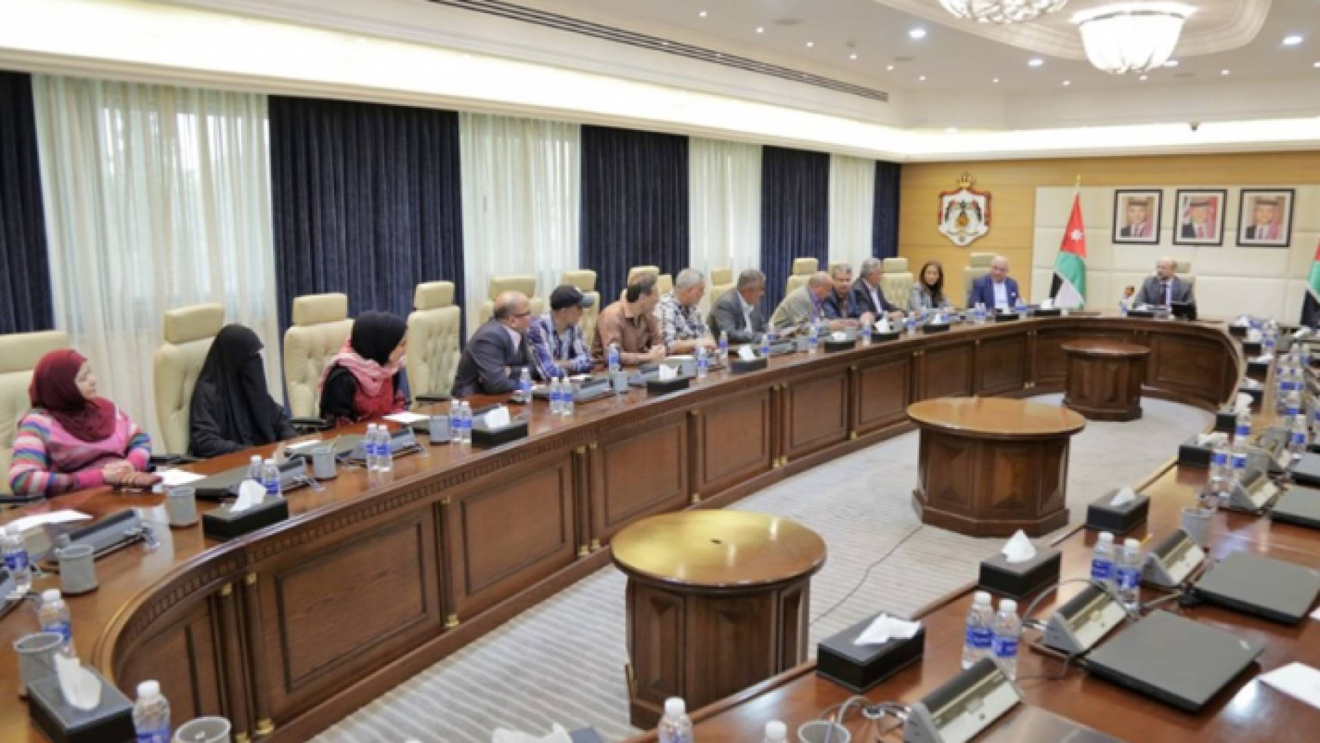 رئيس الوزراء الدكتور عمر الرزاز خلال لقائه وفد منطقة المحطة السكاني