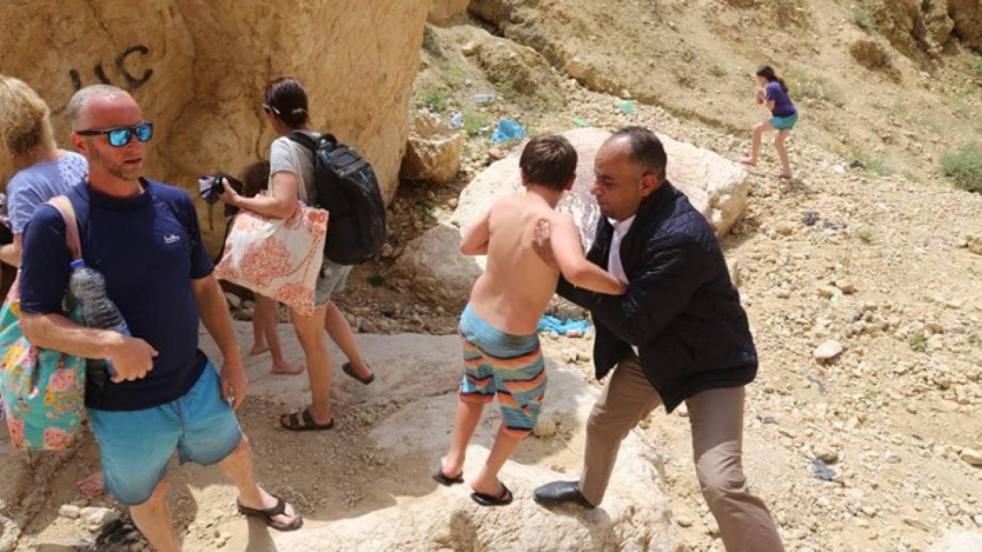 رئيس بلدية الكرك خلال مساعدته للسياح الصهاينة