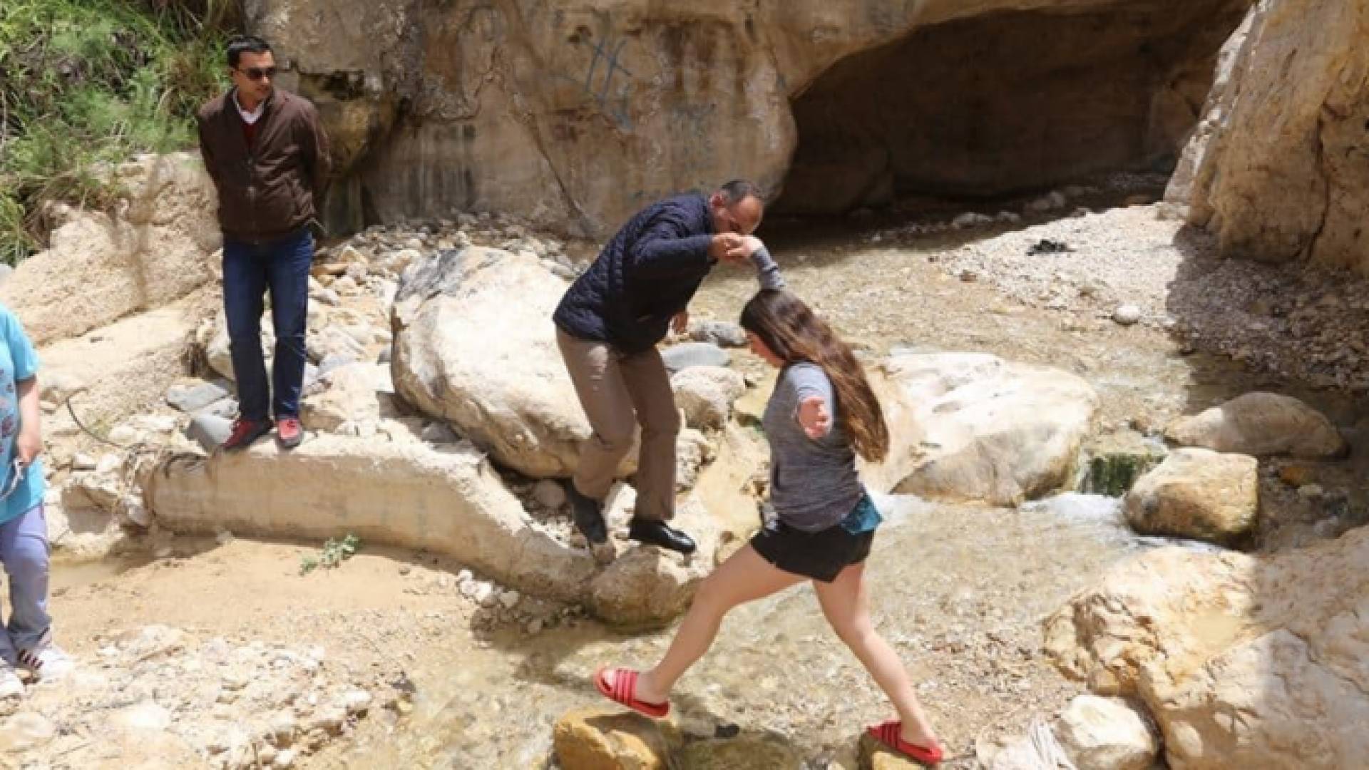 رئيس بلدية الكرك يساعد سياح من الاحتلال