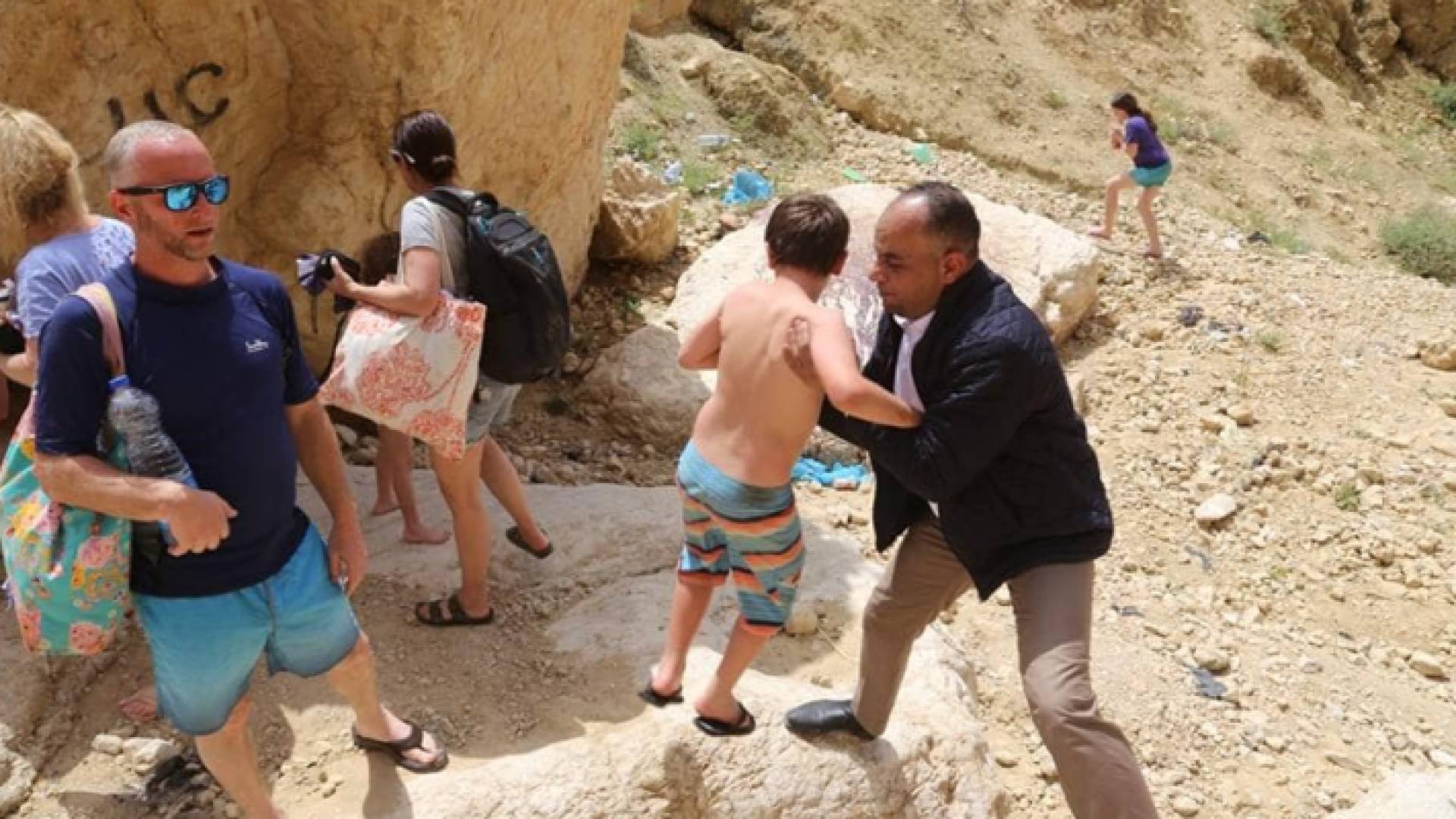 رئيس بلدية الكرك يساعد سياح من الاحتلال