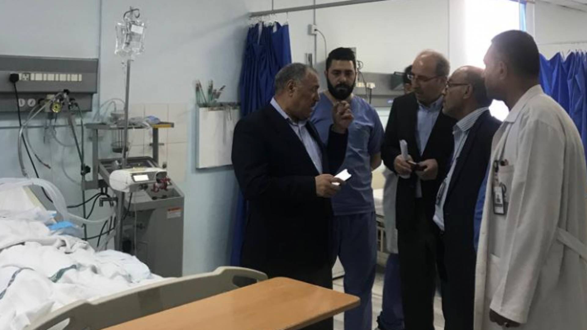 وزير الصحة يزور مصابي حريق شقة اربد