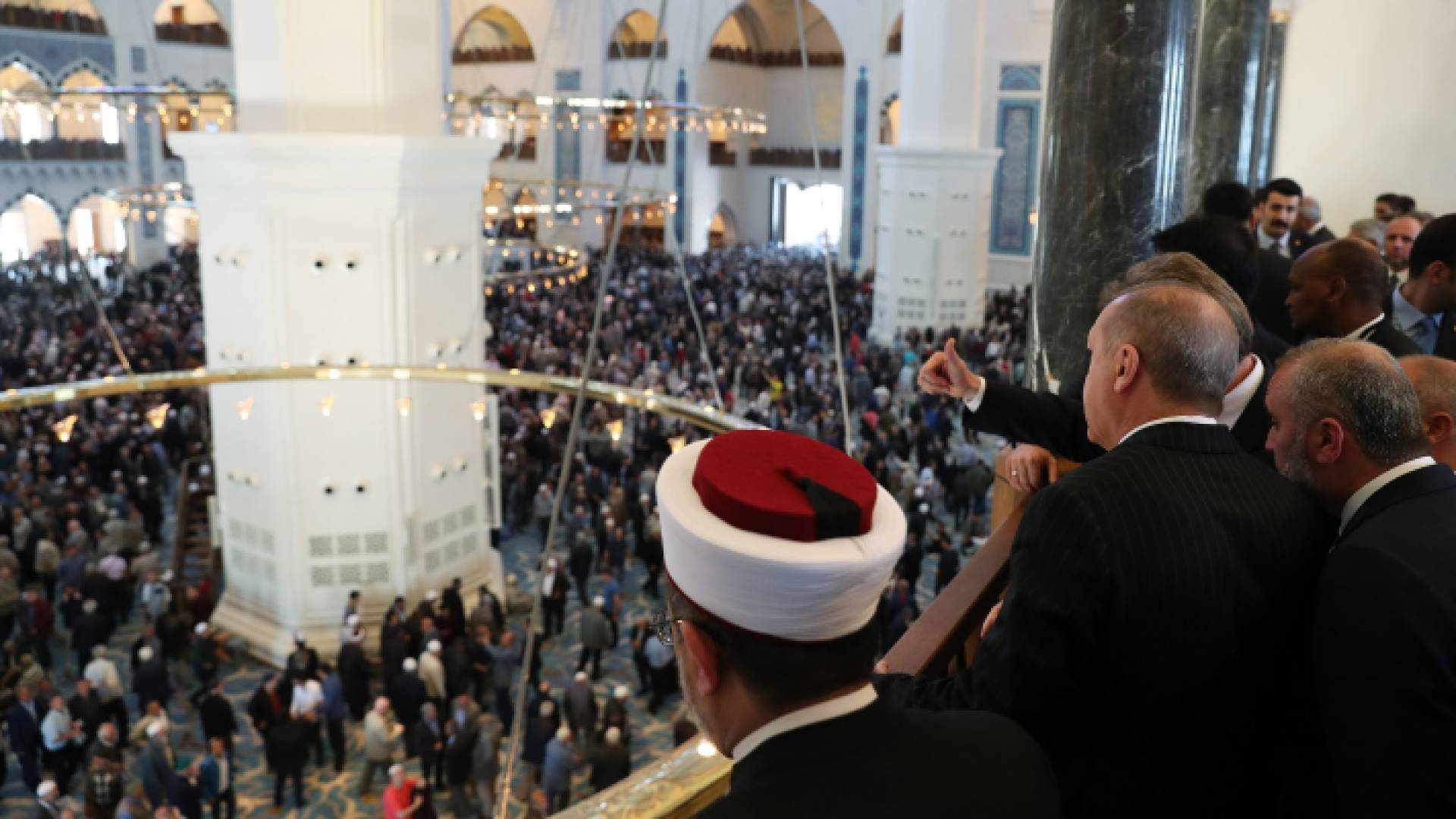 من الافتتاح