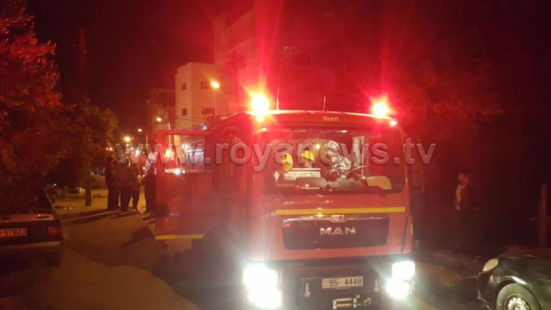 سيارات الاطفاء تخمد الحريق