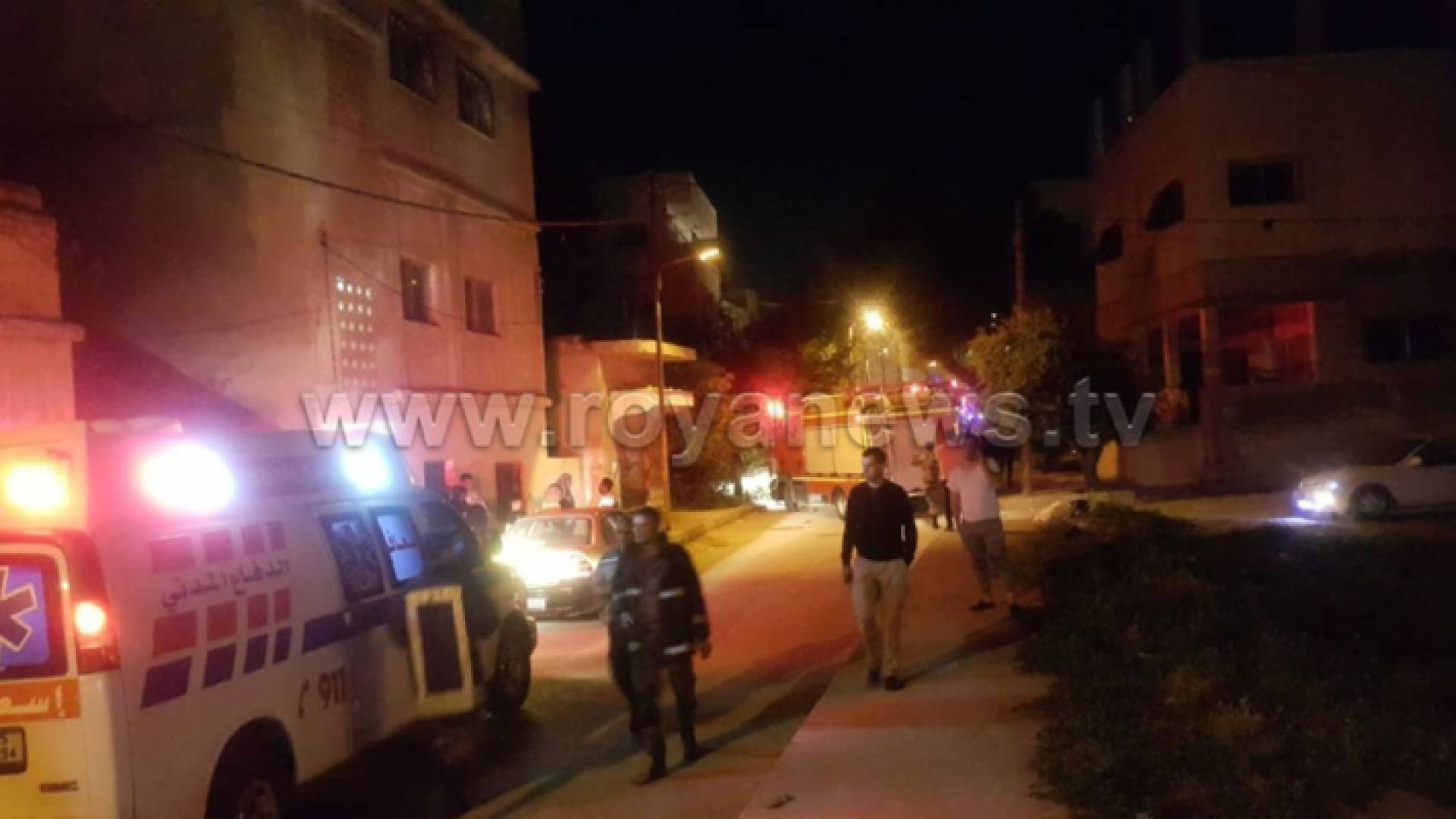 كوادر الاطفاء في محيط الحريق الذي وقع في مدينة اربد